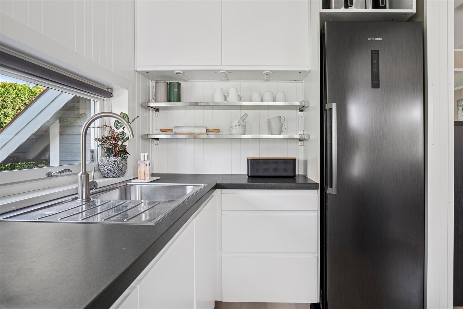 Kjøkkenet er utstyrt med integrert koketopp, stekeovn, oppvaskmaskin, avtrekksvifte og frittstående kjøleskap. Vedrørende hvitevarer - se pkt. løsøre og tilbehør i salgsoppgaven. Galleribilde