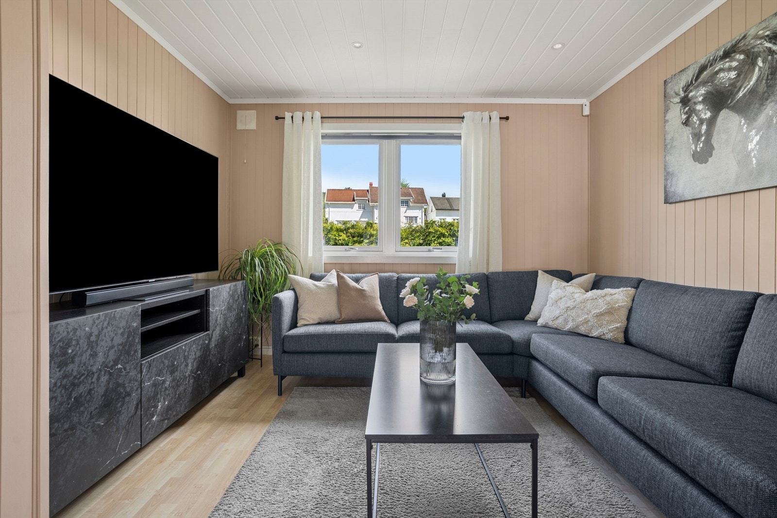 Stuen legger til rette for sosiale sammenkomster således som for avslapping og familiehygge. Galleribilde