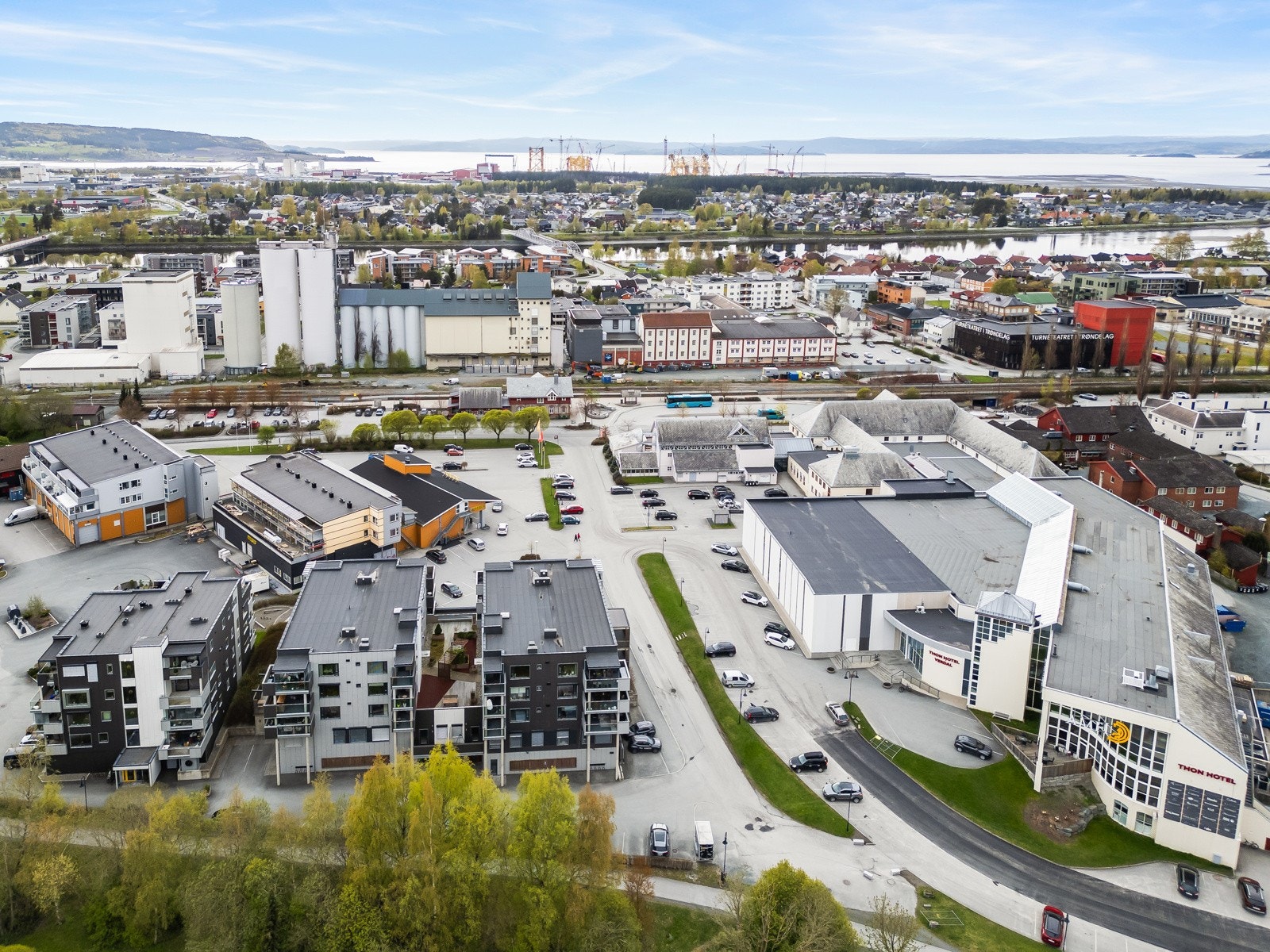 Leiligheten holder god standard med vannbårenvarme i gulv, heis, p-plass i oppvarmet garasjekjeller. Galleribilde