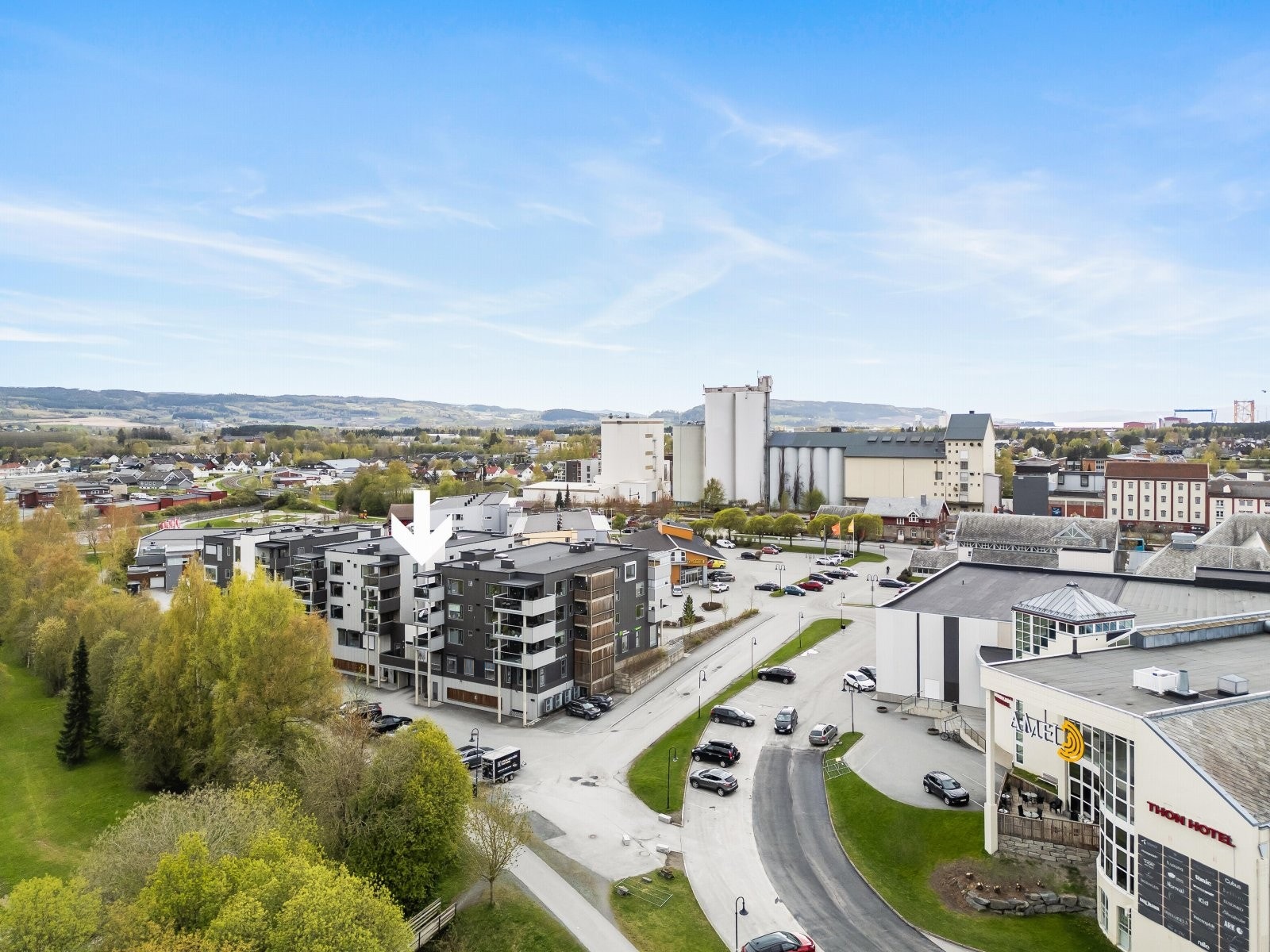 Velkommen til Jernbanegata 9N - 2-roms leilighet i 4.etg. med veranda.Sentral beliggenhet med flott utsikt mot Kvisla. ?Legekontor, Apotek og bank i bygget. 2 min. å gå til jernbane. Galleribilde