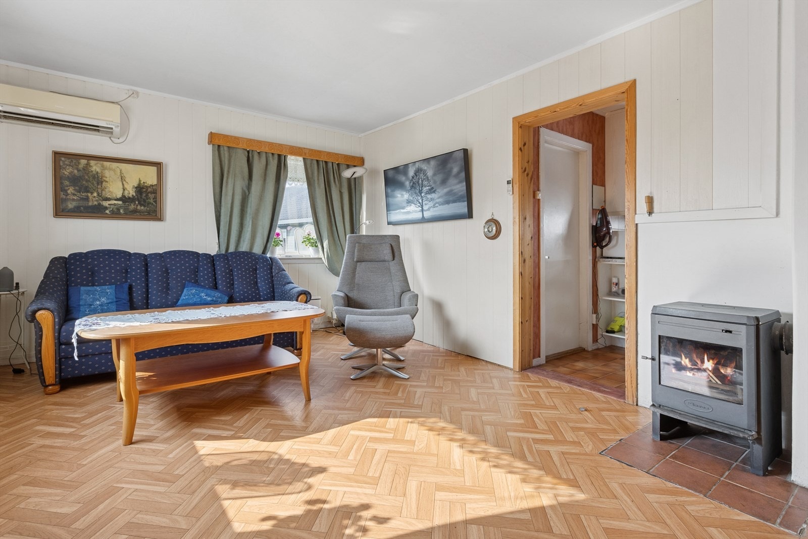 - Gode møbleringsmuligheter også her. Elektrisk oppvarming med varmepumpe i tillegg til vedfyring. Galleribilde