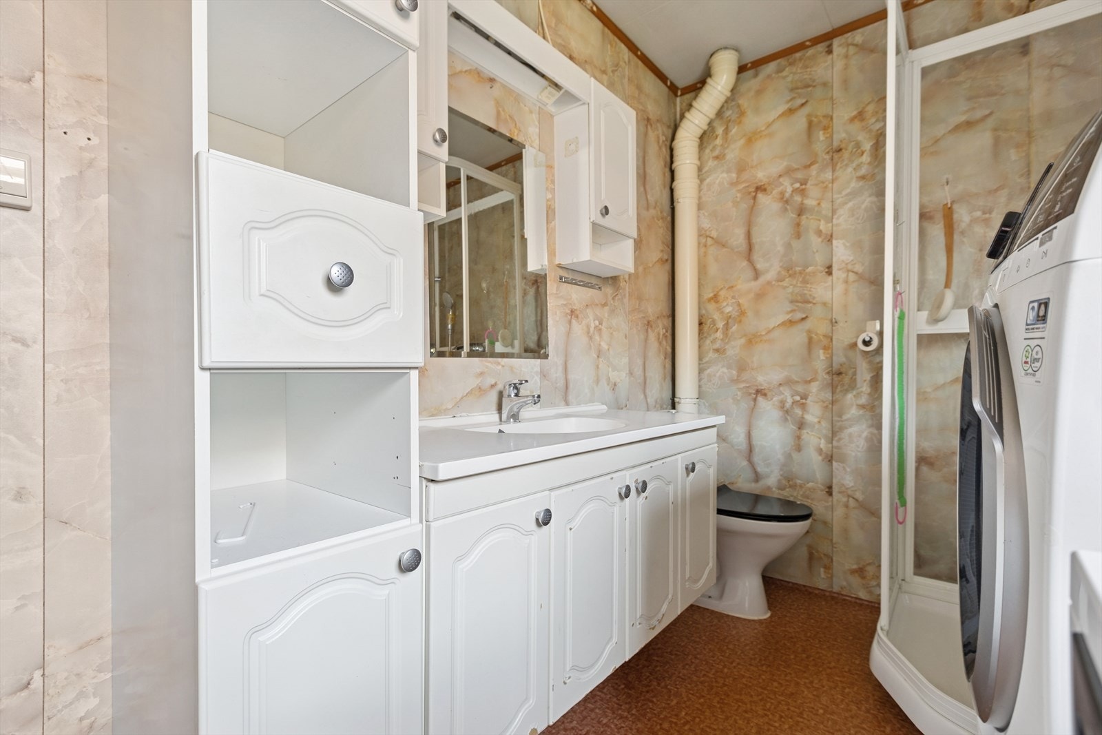 - Badet i 1.etasje er innredet med baderomsinnredning, gulvstående toalett og dusjkabinett. Galleribilde