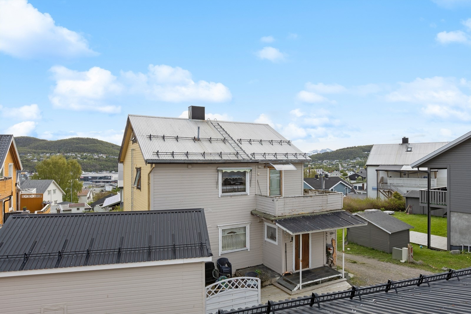 - Eneboligen har noe oppgraderingsbehov for å tilfredstille dagens krav til standard grunnet utsatt vedlikehold. Boligens planløsning gjør at muligheten for gode økonomiske insentiver ved å leie ut både 1. og 2. etasje eller bo rimelig selv i den ene. Galleribilde