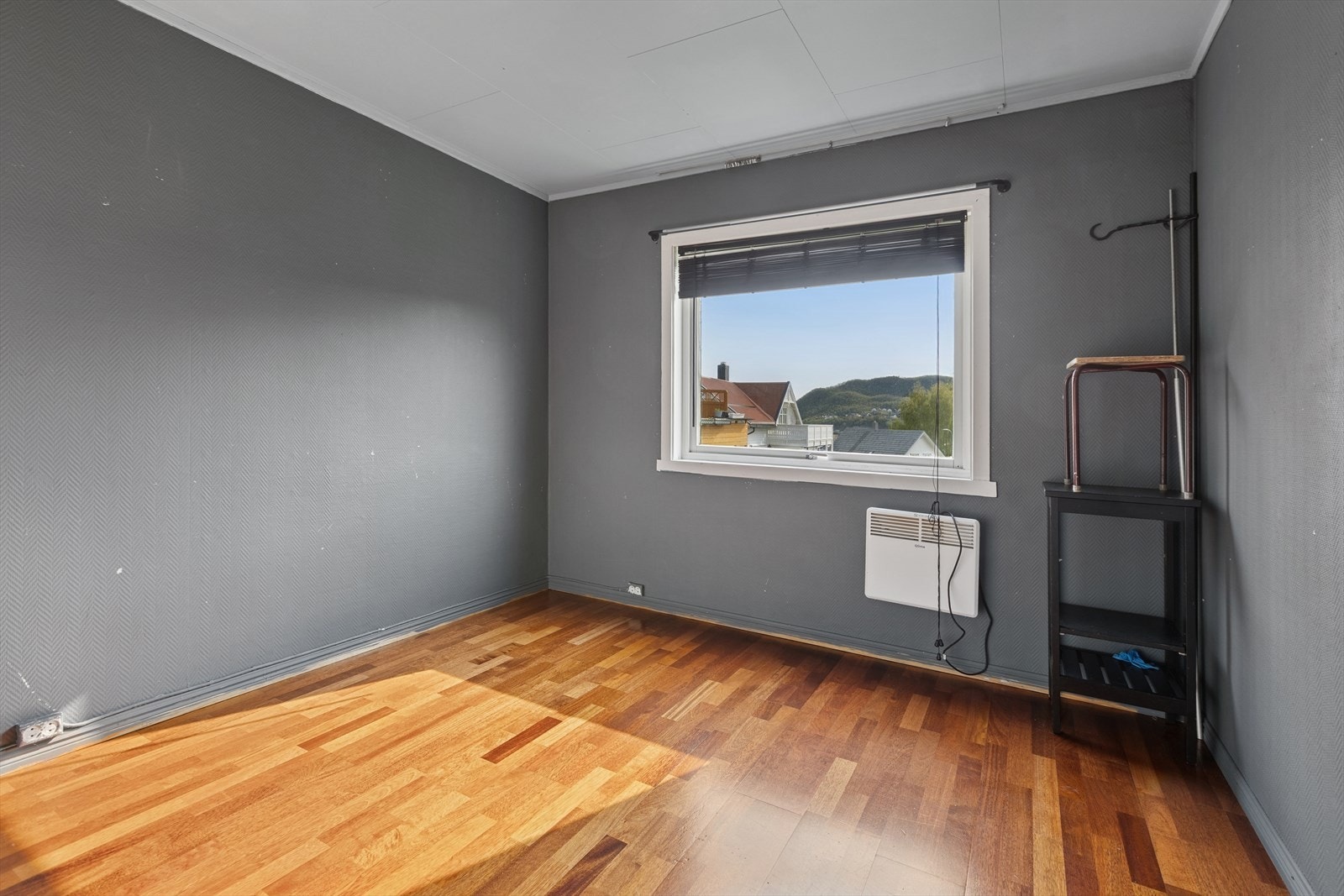 - Romslig soverom med god plass til dobbltseng og garderobeløsning. Galleribilde