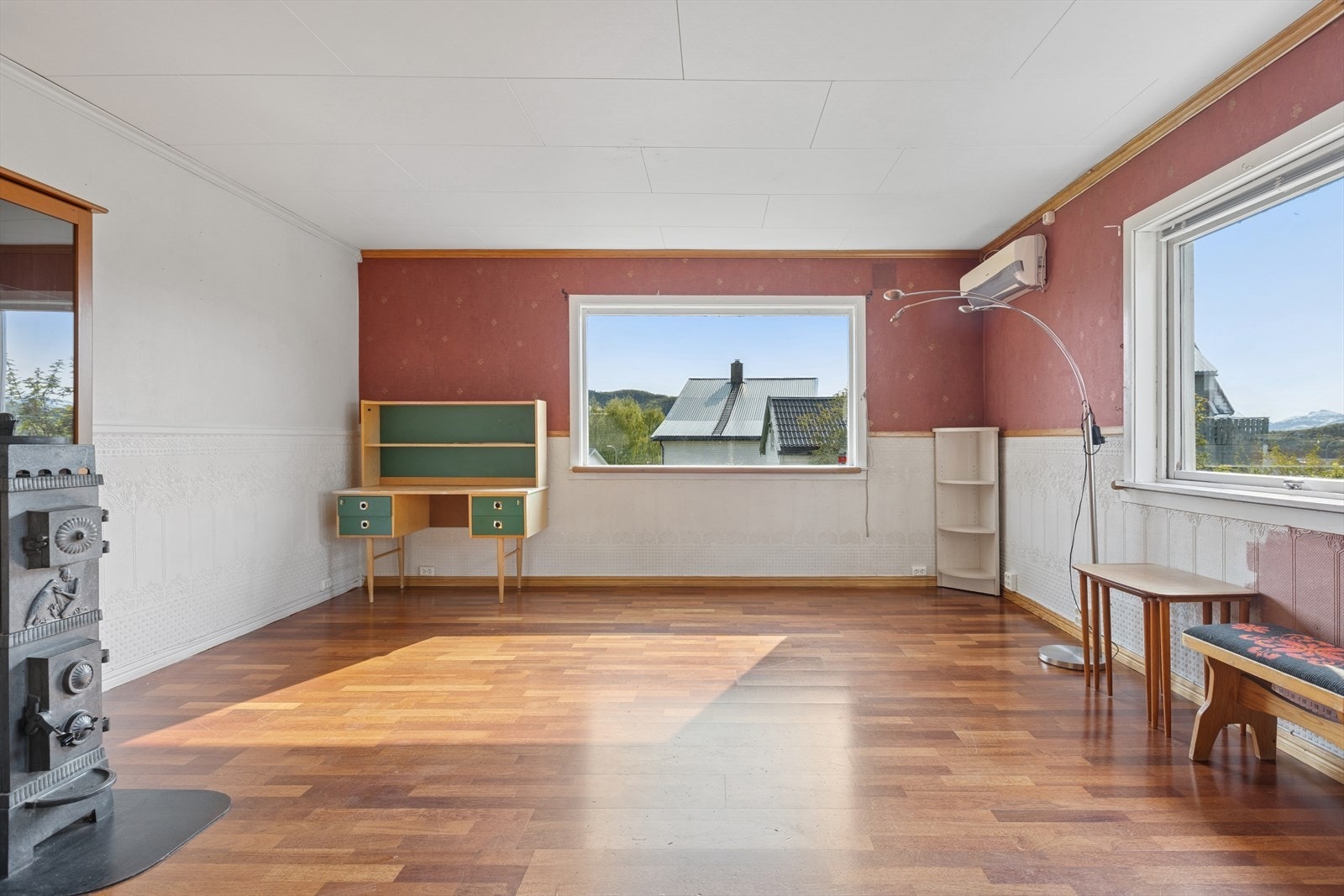 - Romslig stue med gode vindusflater som gir godt med naturlig lysinnslipp . Galleribilde