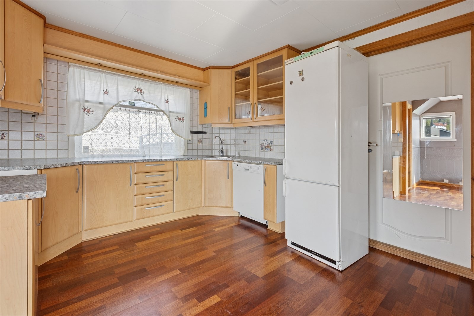 - Innredningen har godt med oppbevaringsplass i skap- og skuffer. Galleribilde