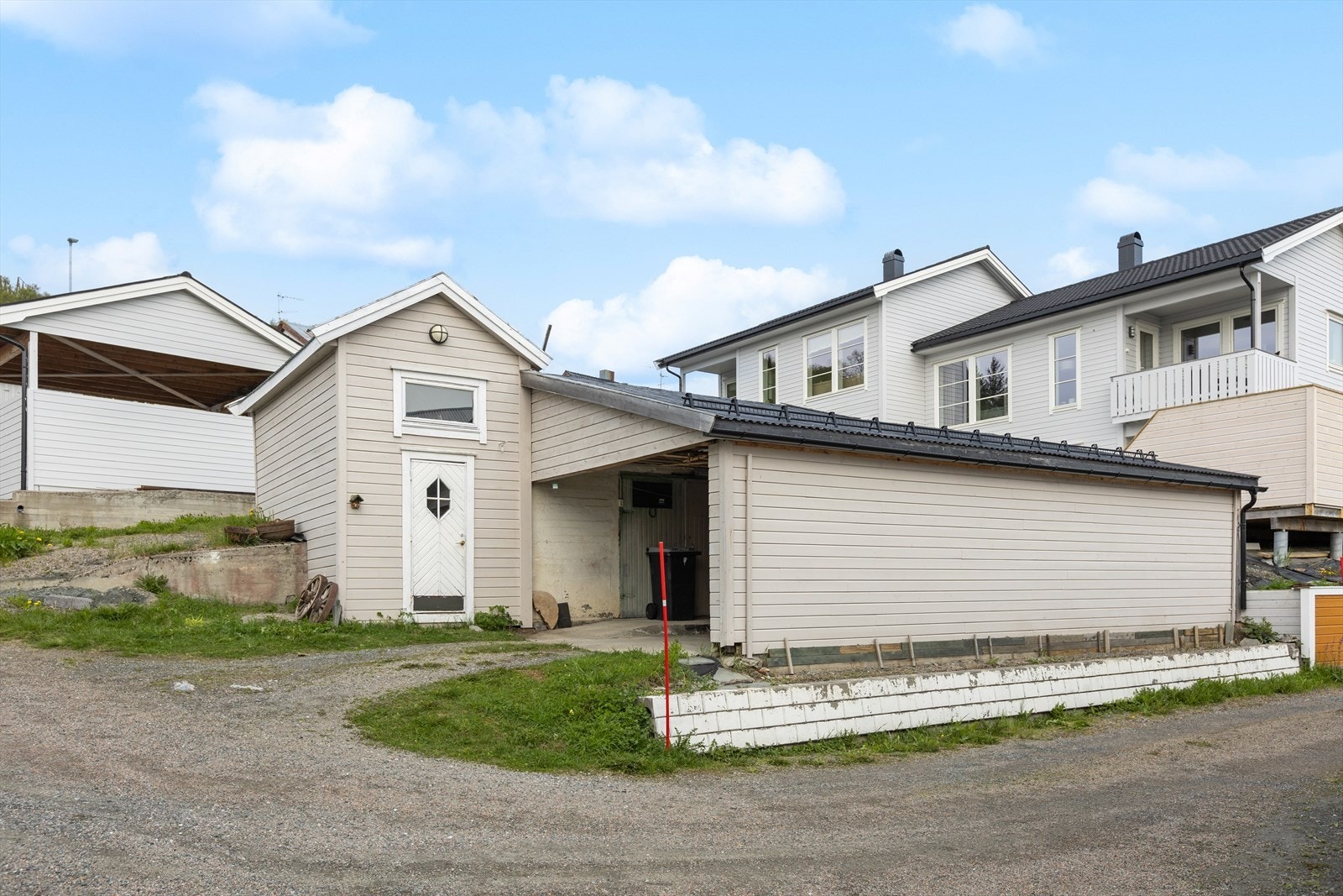 - Eiendommen har enkel adkomst og gode parkeringsmuligheter på egen gårdsplass og i garasje og carport. Galleribilde
