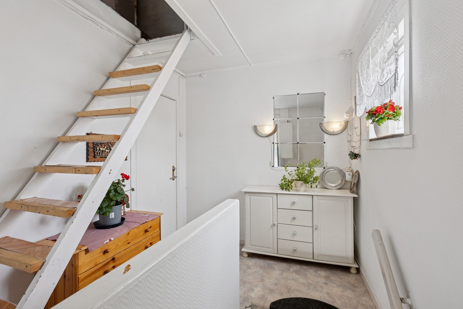 - Hall med trapp opp til loft. Galleribilde