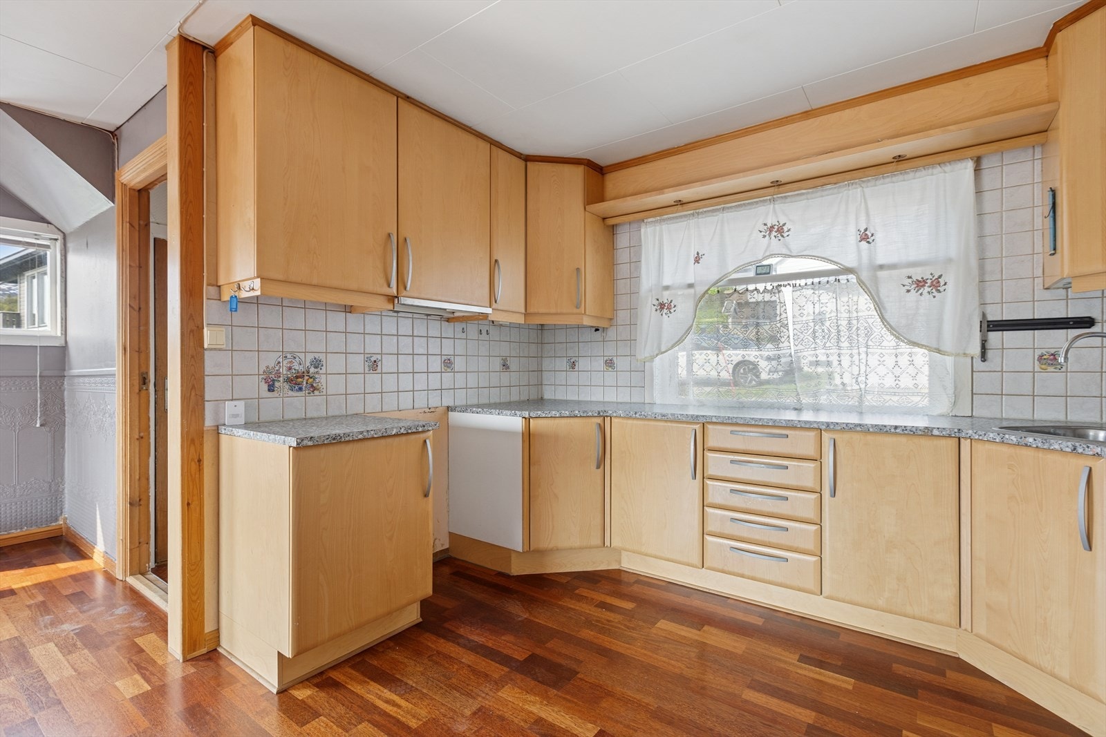 - Kjøkkeninnredning med slette fronter og en benkeplate av laminat. Galleribilde