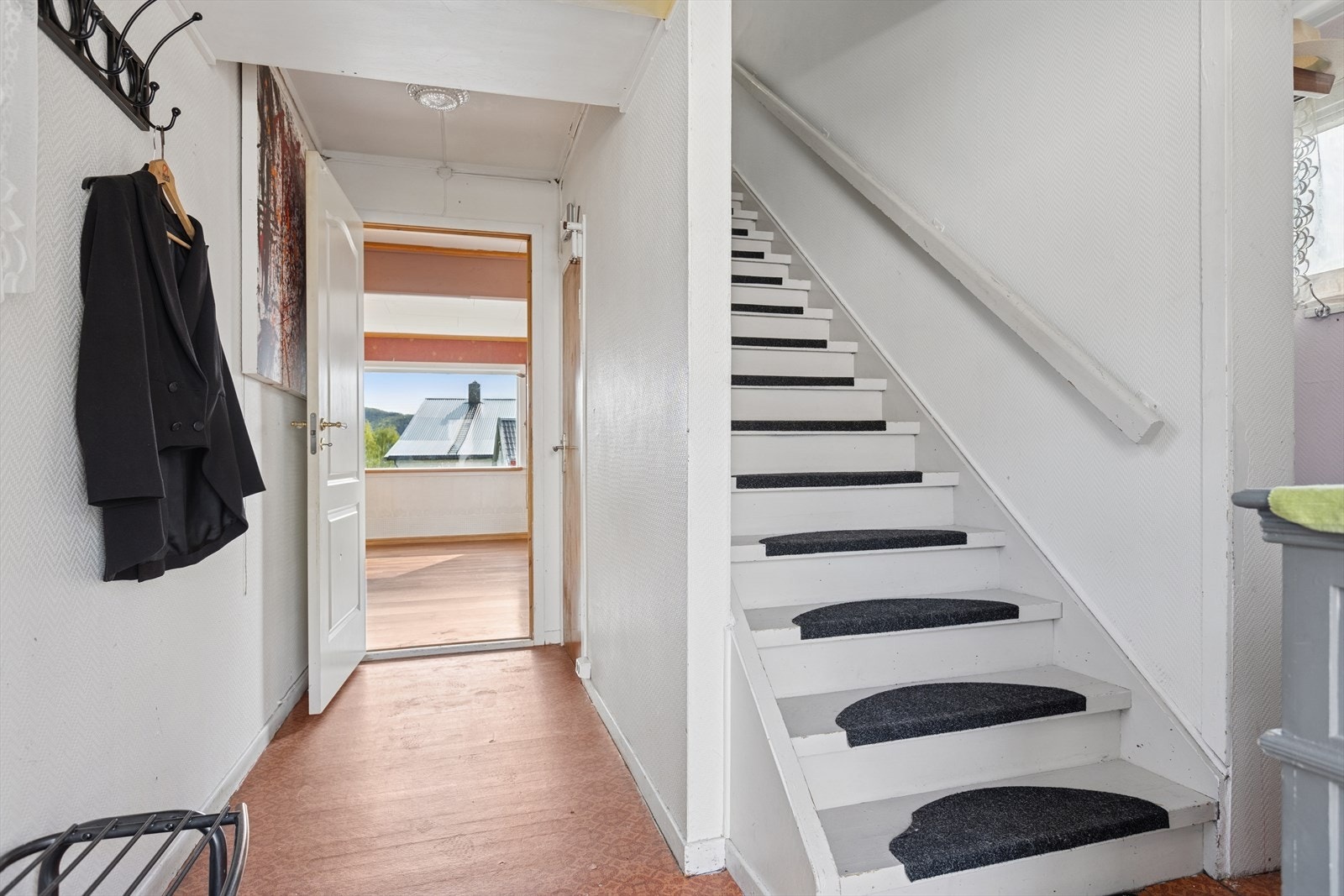 - Velkommen inn! Entre med plass til garderobeløsning. Galleribilde