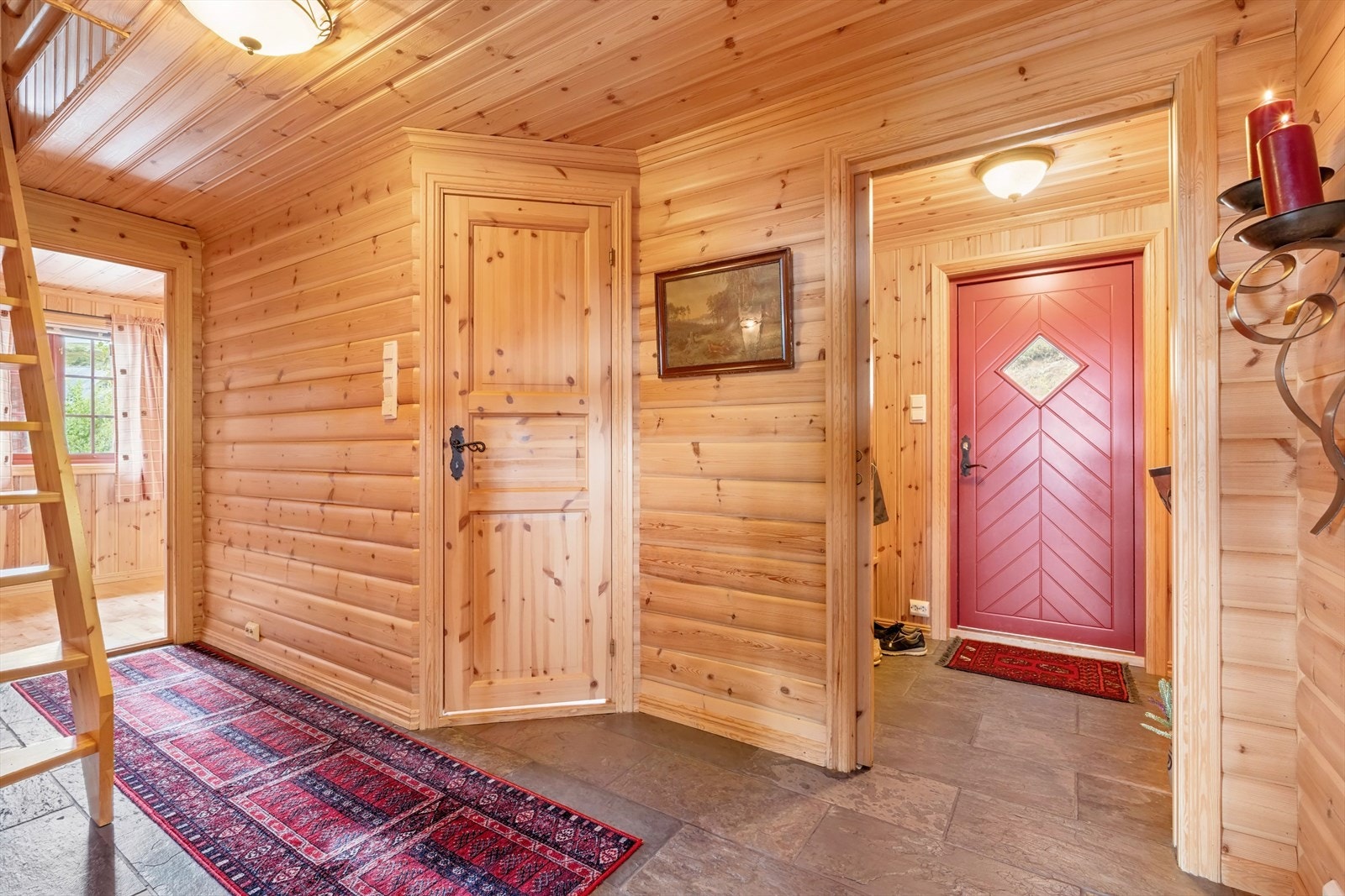 Videre inn i gangen er det rom for oppbevaring, samt tilgang til en innvendig bod som gir ekstra lagringsplass til diverse utstyr. Galleribilde