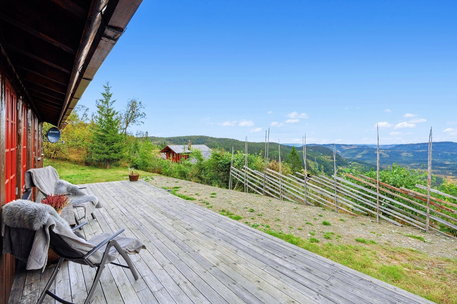 Terrassen byr på gode solforhold og fritt utsyn. Galleribilde