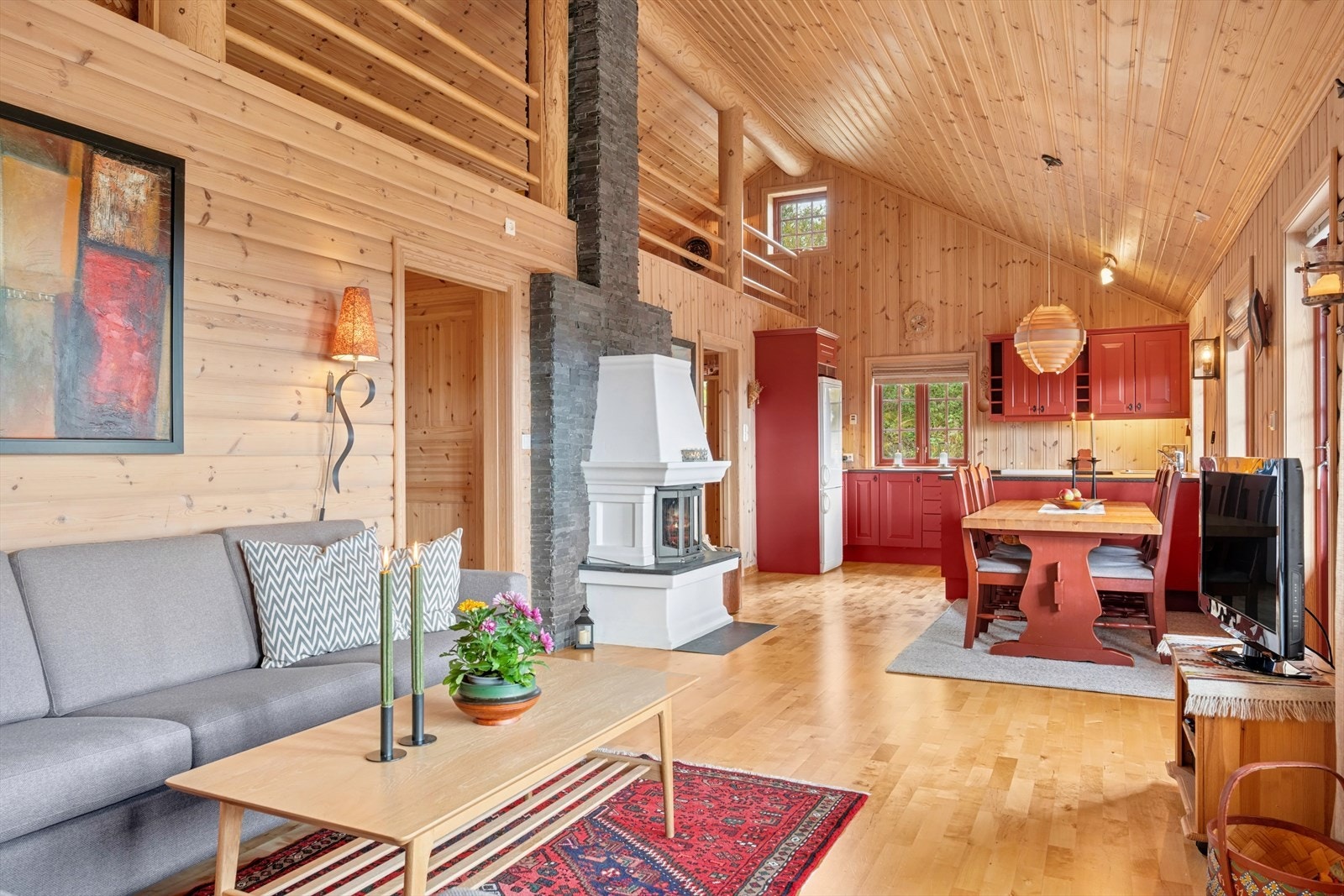 Stueområdet er åpent og romslig, med god takhøyde som gir en luftig atmosfære. Galleribilde