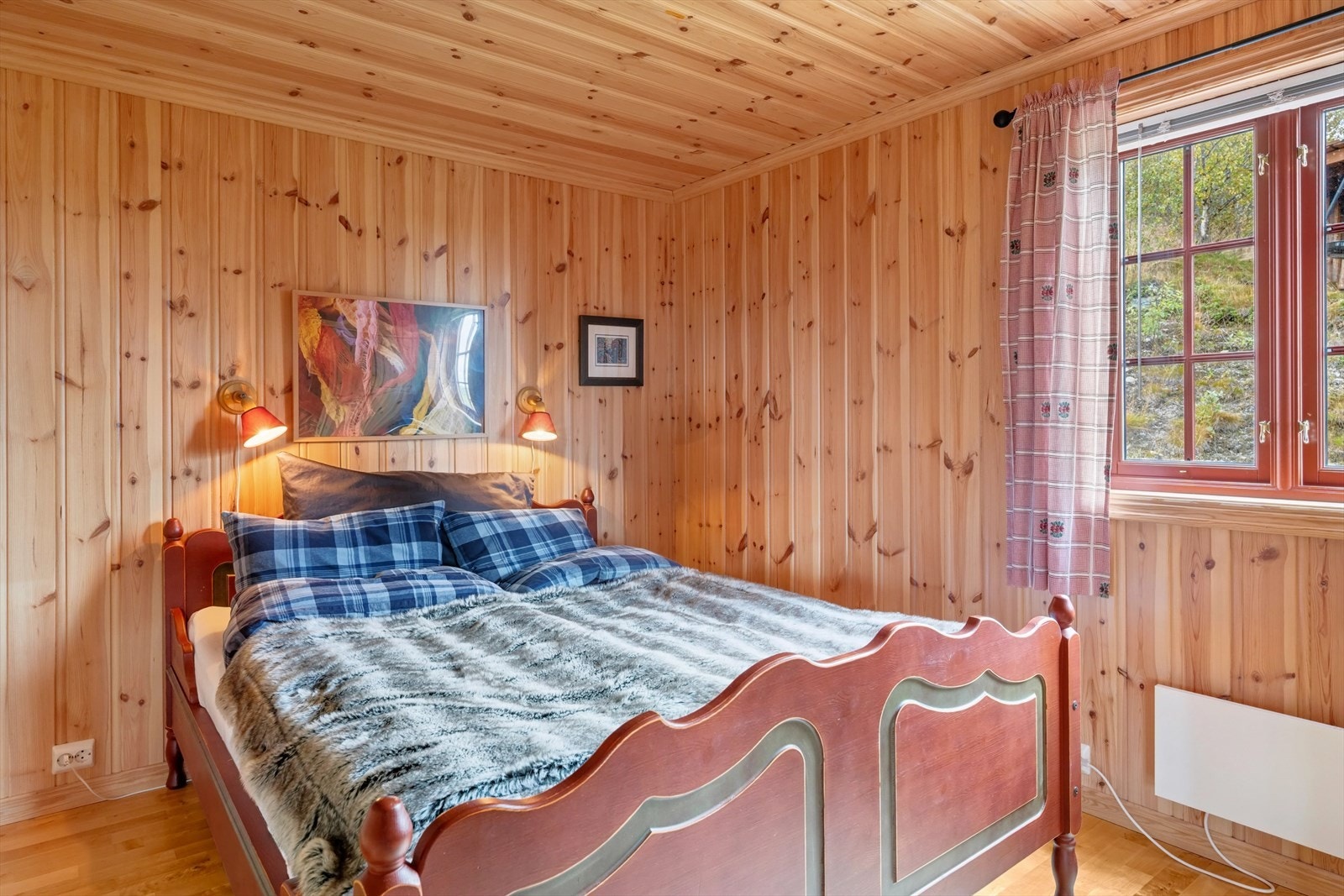 Videre byr hytten på 3 gode soverom. Galleribilde