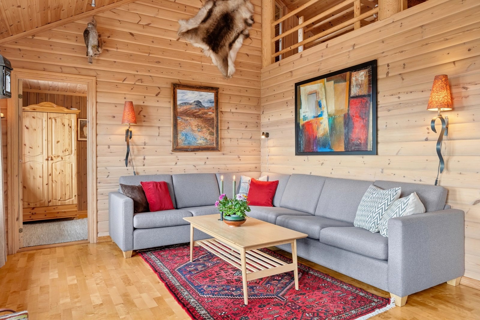 Her er det plass til sofagruppe med TV-løsning, godstol og spisebord. Galleribilde