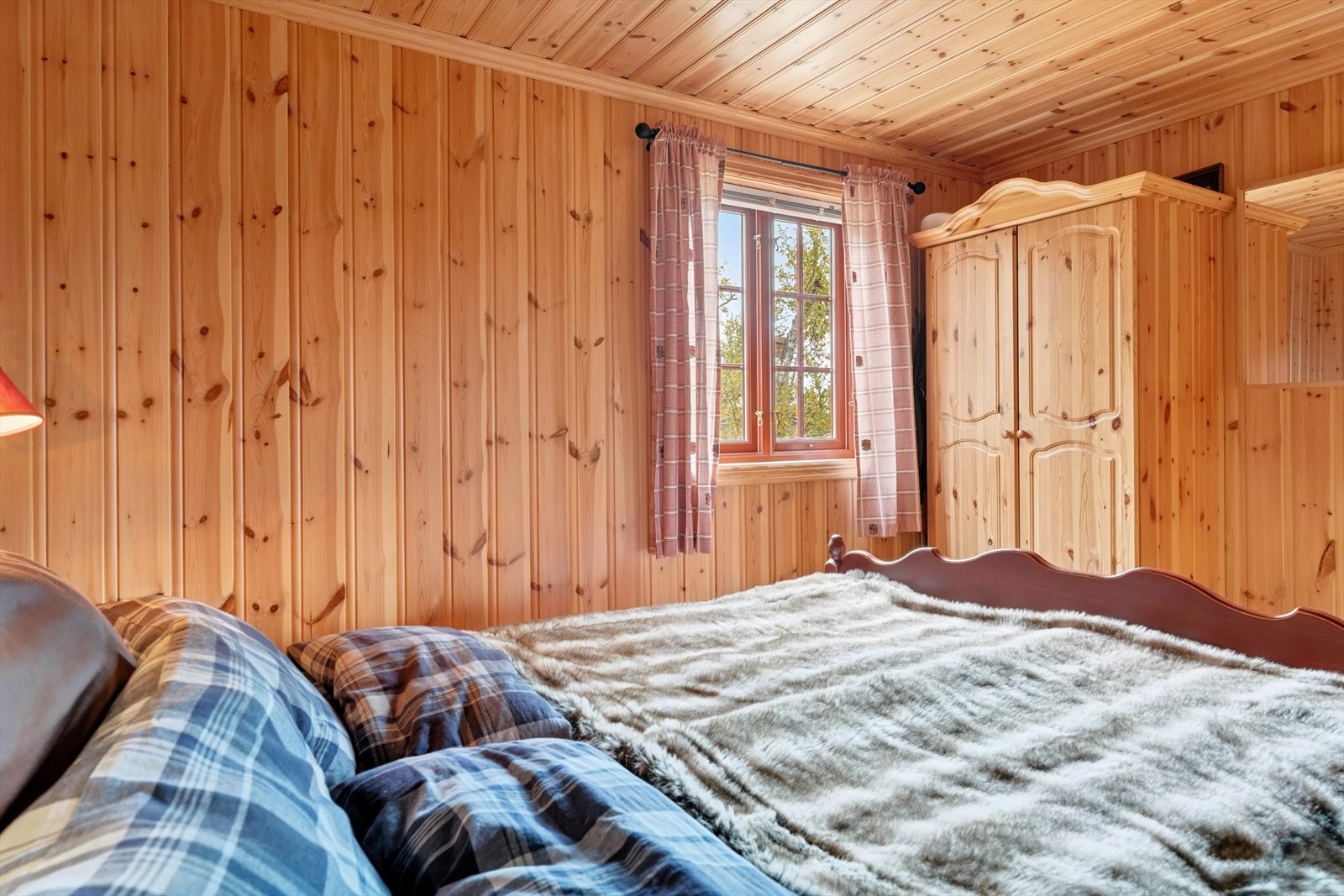 Hovedsoverommet er romslig med plass til dobbeltseng og tilhørende møbler, samt garderobeskap. Galleribilde