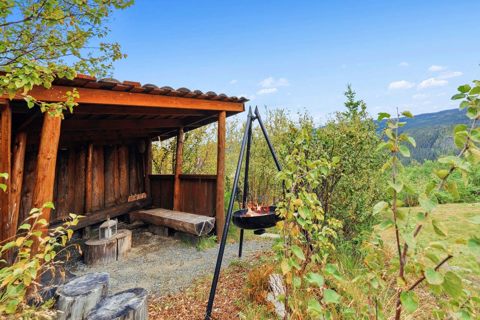 I tillegg finnes en koselig gapahuk, perfekt for grilling og hyggelige kvelder utendørs. Gapahuken er satt opp av eier, og er ikke søkt om i kommunen. Galleribilde