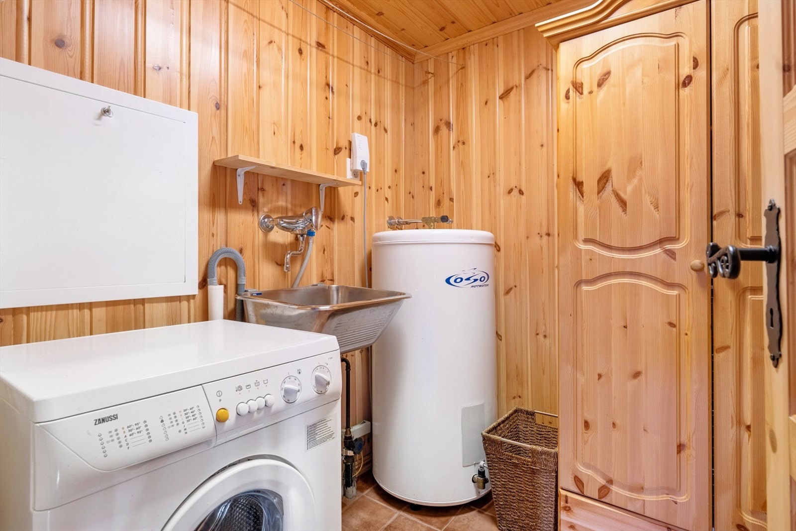 Hytten inneholder også et separat vaskerom fra byggeåret, med furupanel på veggene og fliser på gulvet. Galleribilde