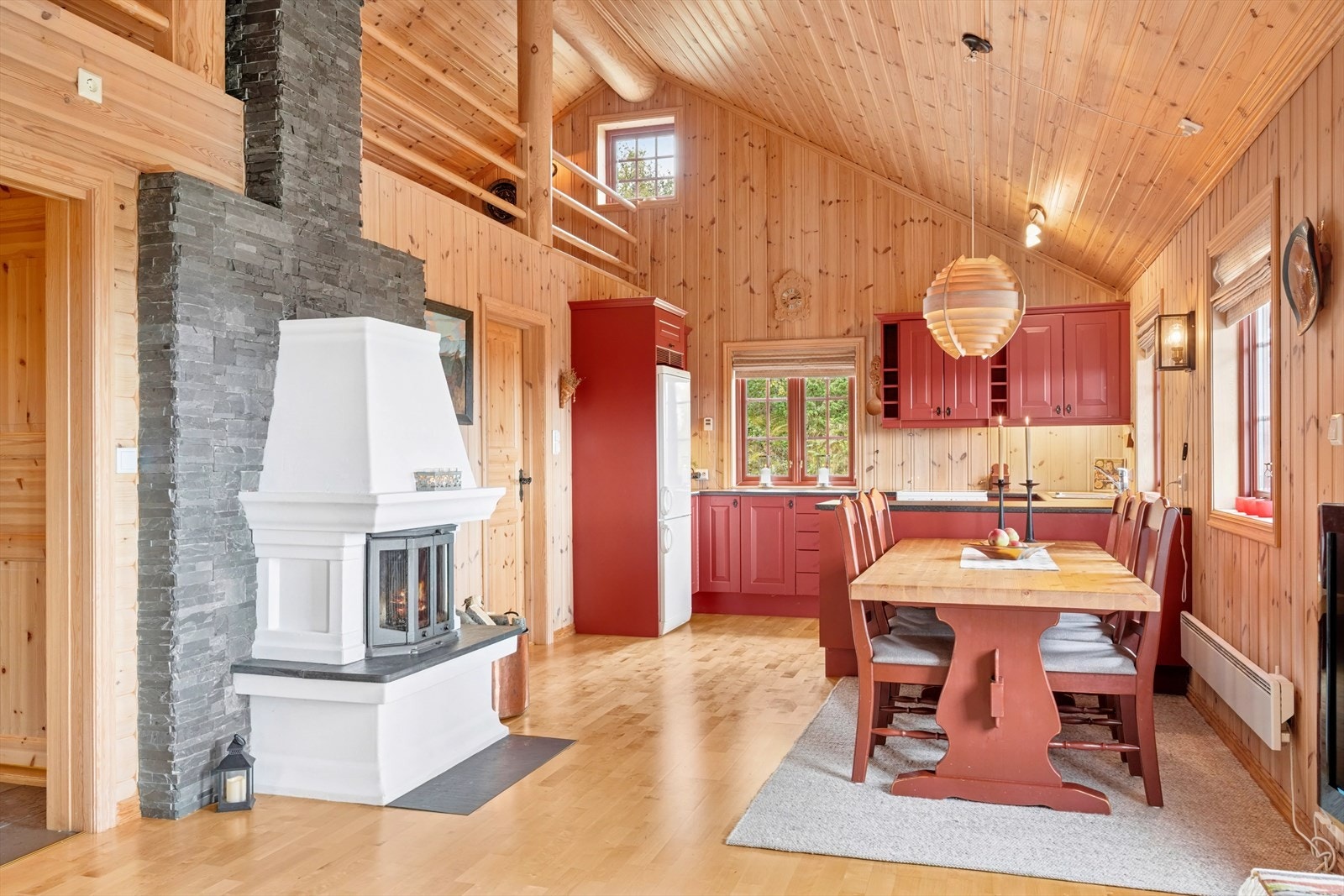 Kjøkkenet ligger i åpen og sosial løsning mot stuen. Galleribilde