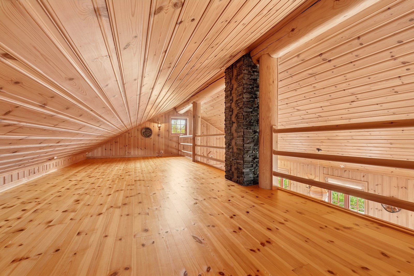 Hems som gir ekstra lagringsplass. Gulvareal på ca. 40 kvm hvor arealet ikke er måleverdig areal (ALH). Galleribilde