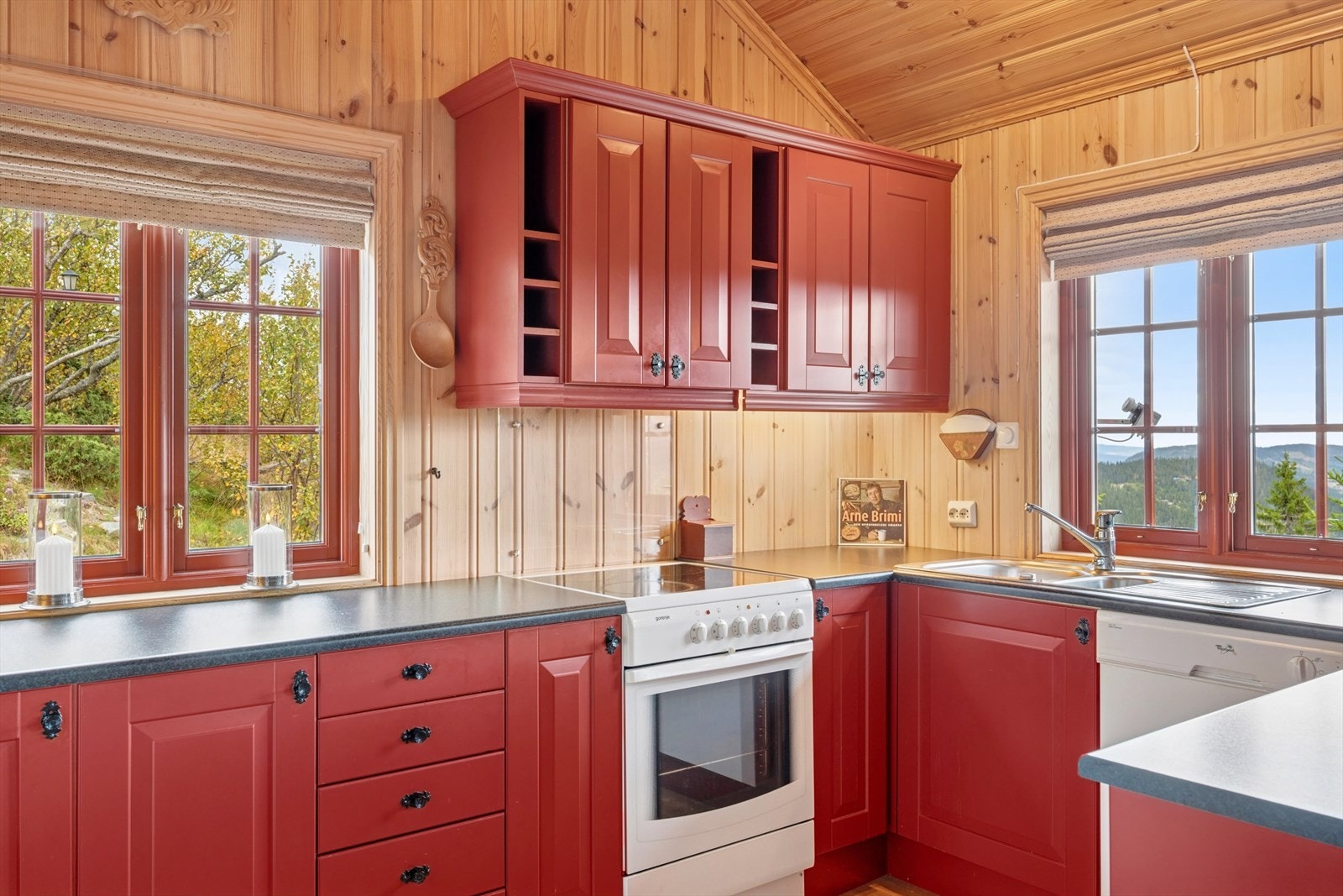 Det er tilrettelagt for frittstående komfyr, oppvaskmaskin og kjøleskap. Galleribilde