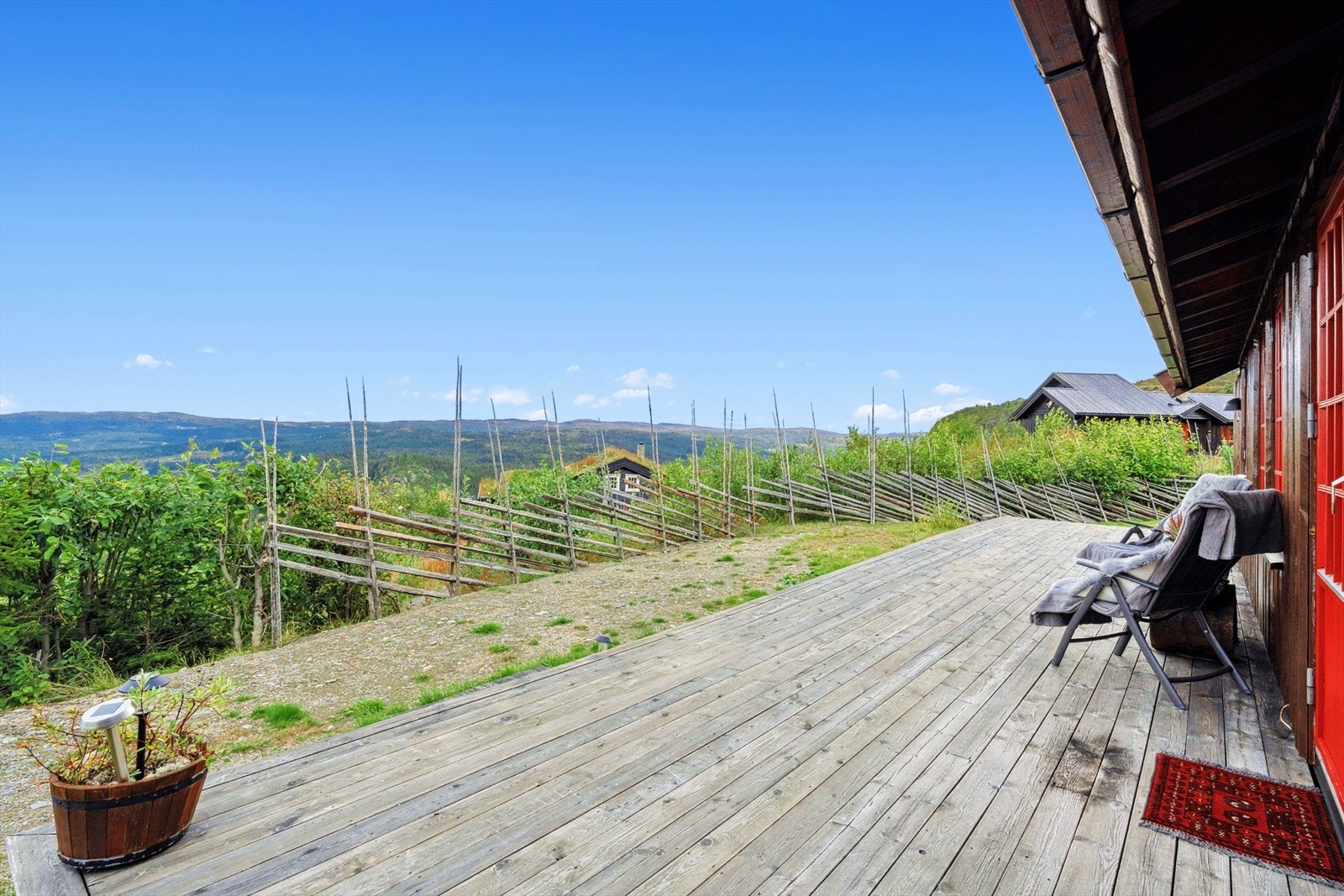 Fra stuen er det utgang til den store terrassen, som er delvis overbygd. Terrassens størrelse gir god plass til flere sosiale soner, og den flotte utsikten kan nytes i fulle drag. Galleribilde