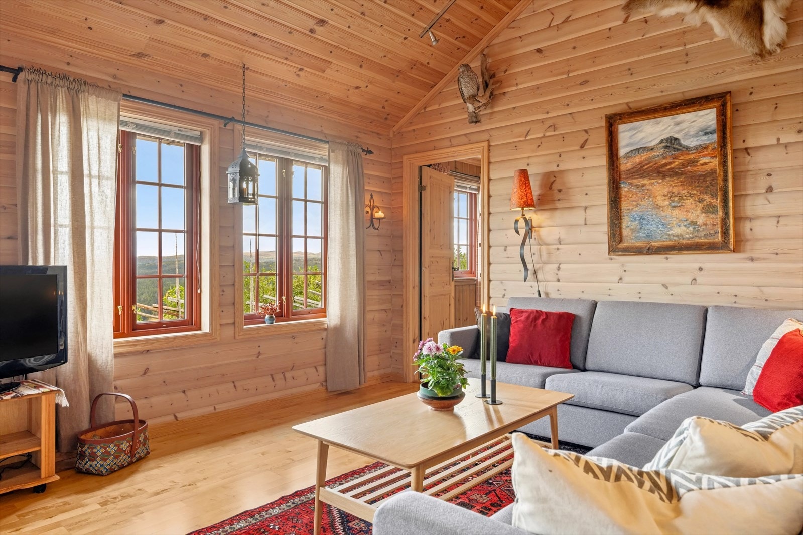 Store vindusflater slipper inn rikelig med dagslys. Galleribilde