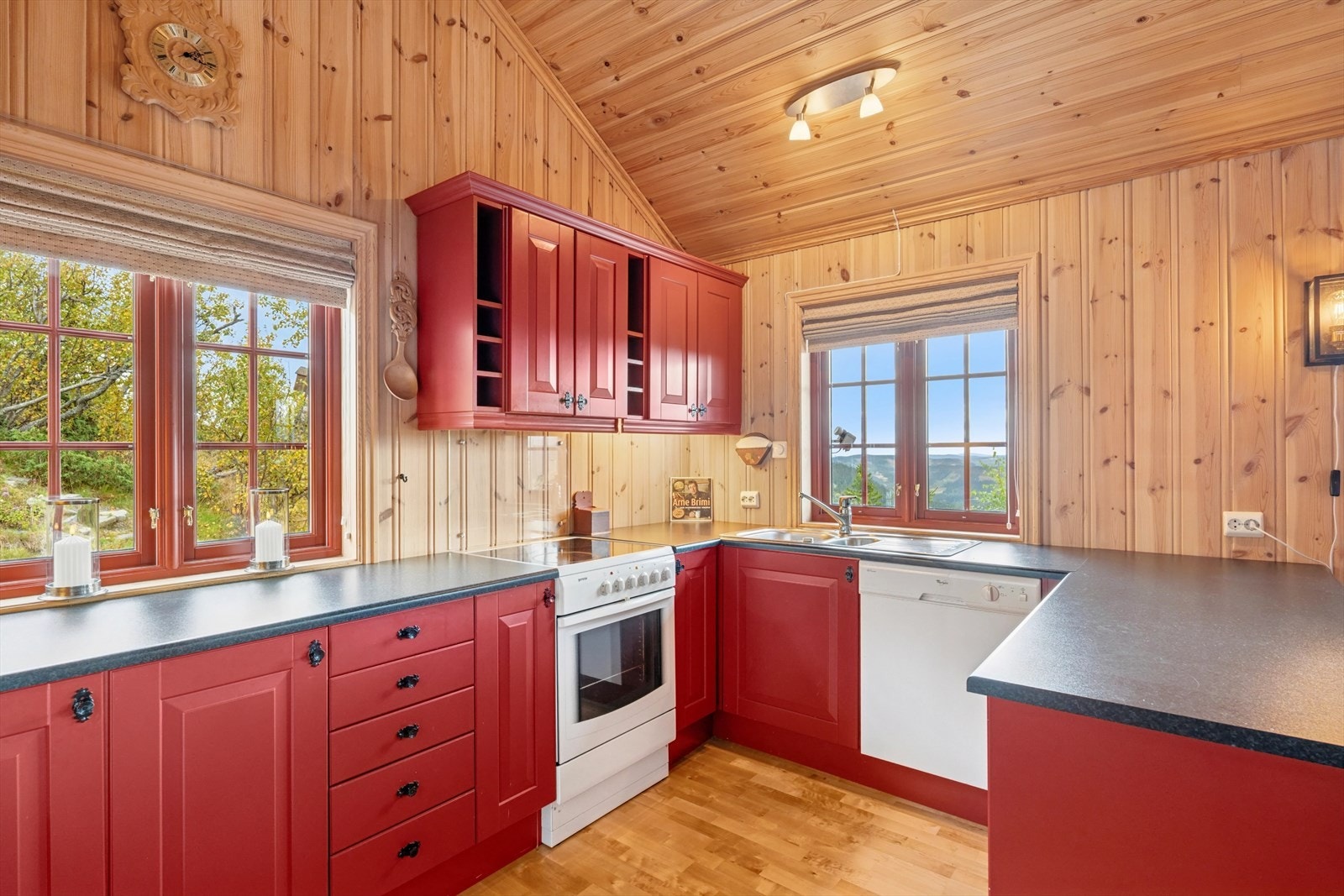 Kjøkkenet har godt med oppbevaringsplass i over- og underskap, og benkebelysning gir gode arbeidsforhold. Galleribilde