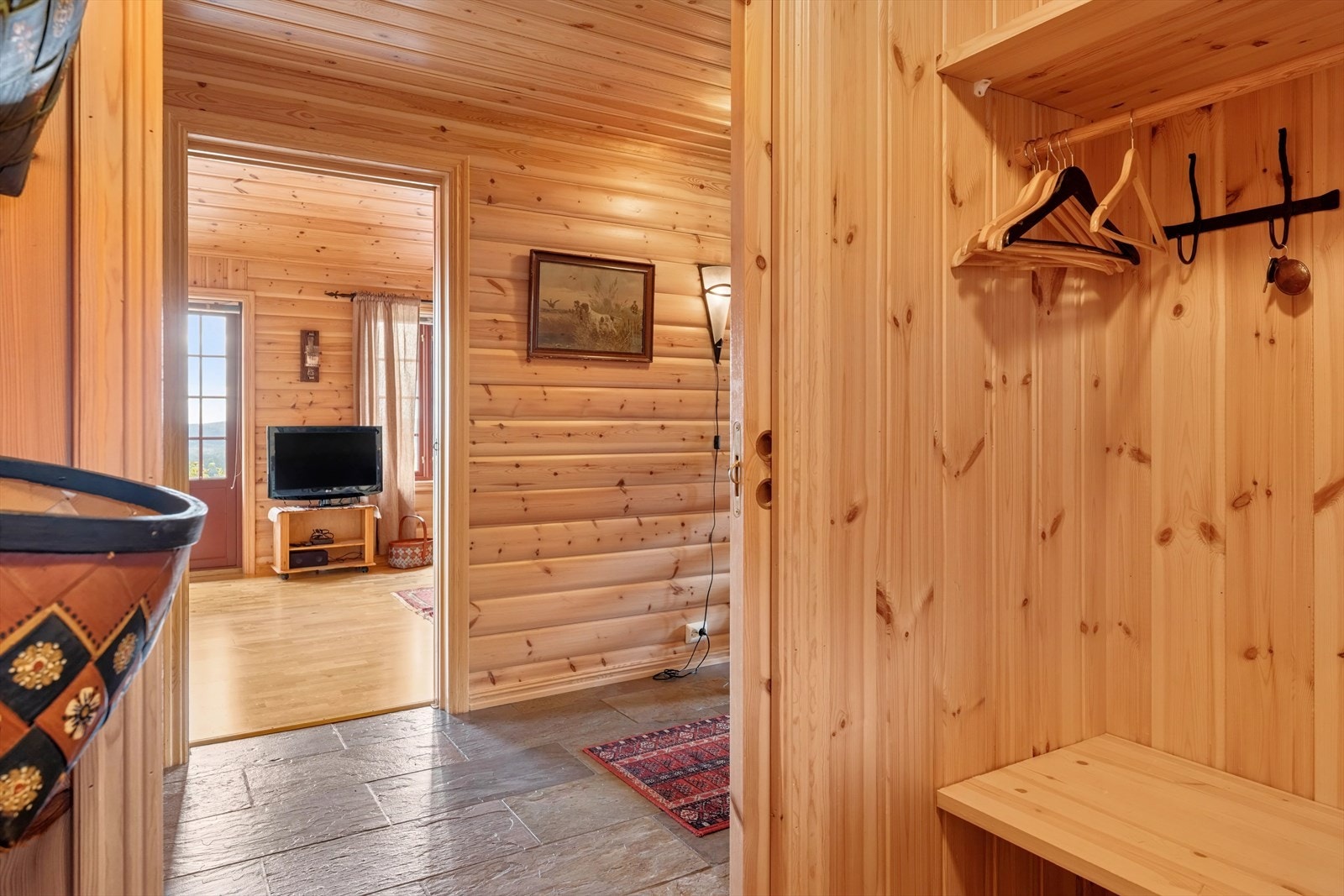 Innenfor døren møtes du av en entré med god plass til yttertøy og sko. Galleribilde