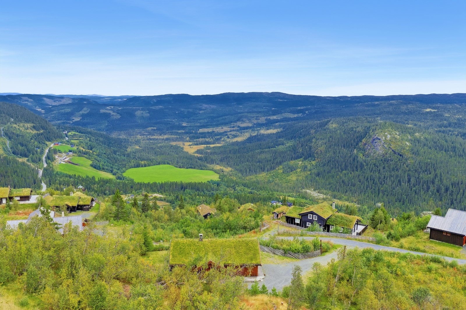 høyt, fritt og solvendt til i Stavedalen ca. 965 moh med spektakulær utsikt og ski in/ski out fasilitet. Galleribilde
