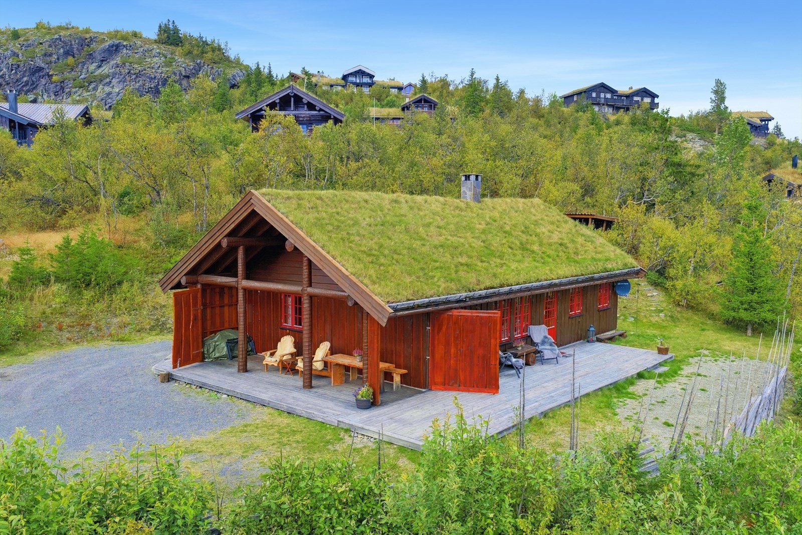 Fritidseiendommen består av en romslig hytte fra 2004 med en praktisk planløsning. Galleribilde