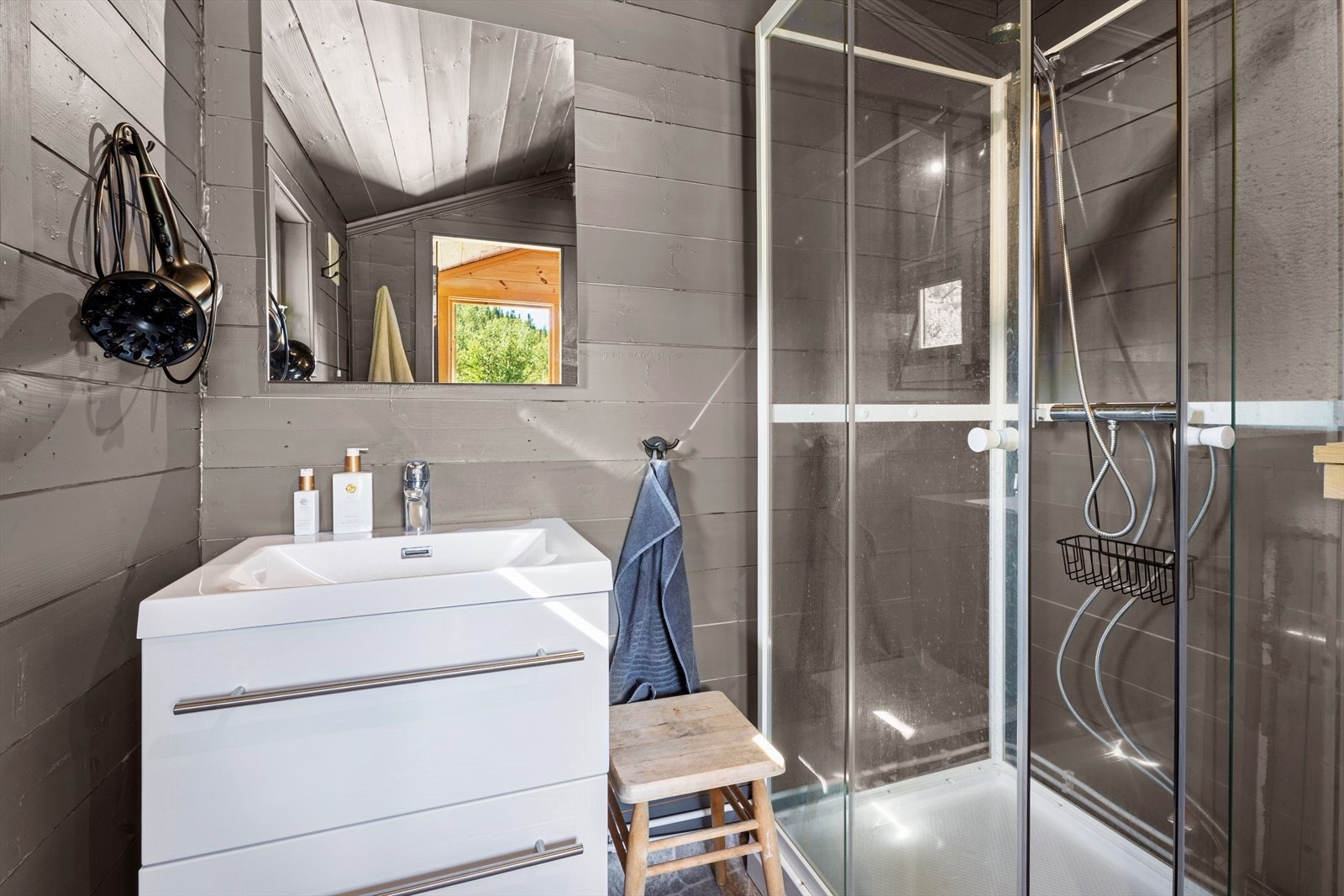 Anneks/bad har innlagt strøm for lys og oppvarming. Videre inneholder baderomsdelen av bygningen vanninntak, trykktank, varmtvannsbereder, dusjkabinett og baderomsinnredning med 2 skuffer. Se punktet "vei, vann og avløp" i salgsoppgaven for lovlighet. Galleribilde