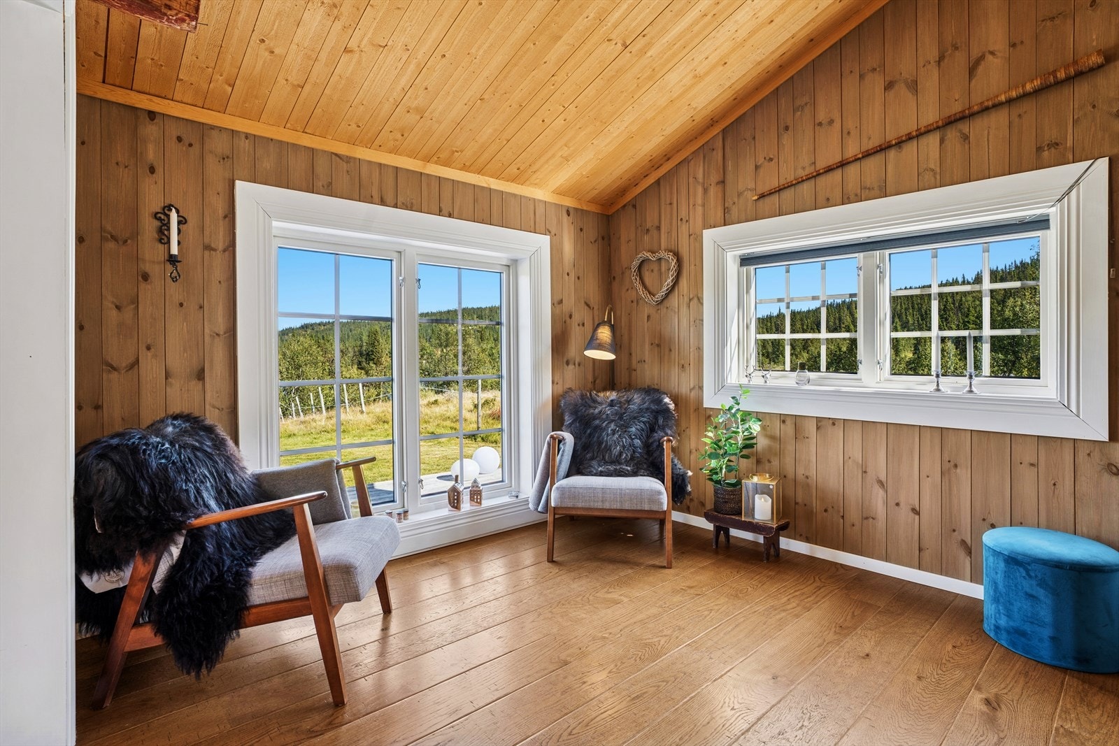 Store vindusflater slipper inn rikelig med naturlig lys, gir en luftig romfølelse og tilbyr en fantastisk utsikt over naturen. Galleribilde