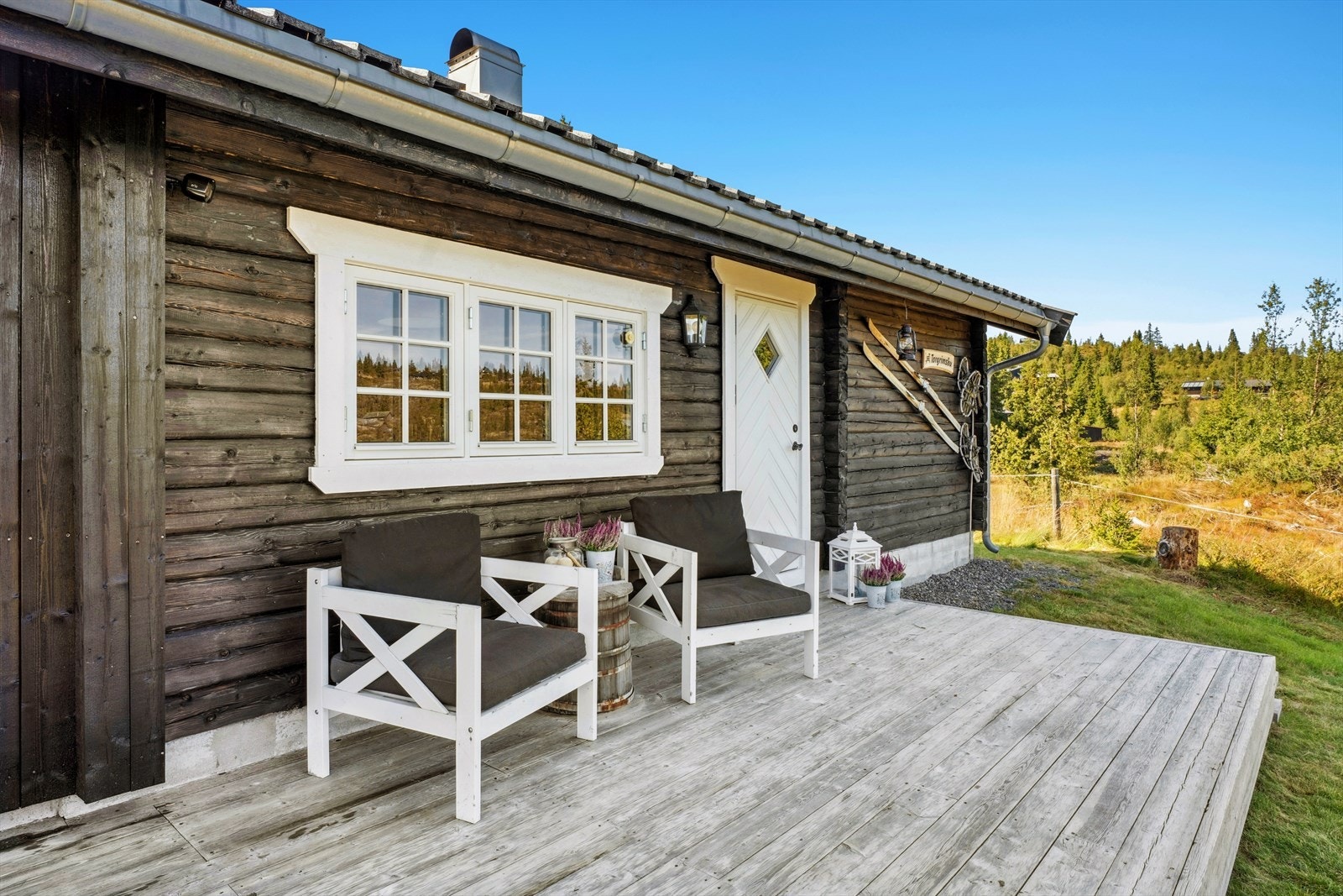 Selger opplyser at det på sommeren er sol rundt hele hytten gjennom hele dagen, gode solforhold! Galleribilde