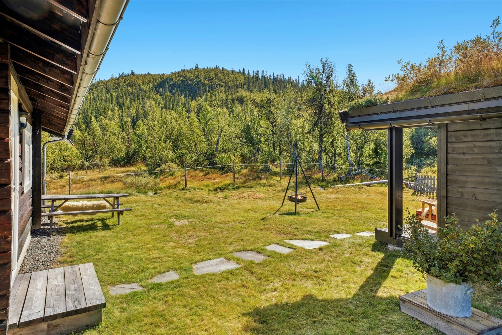 Hvis du verdsetter hytteliv utenfor etablerte tettbygde hytteområder, omgitt av fri og vakker natur, er denne hytten perfekt for deg. Galleribilde