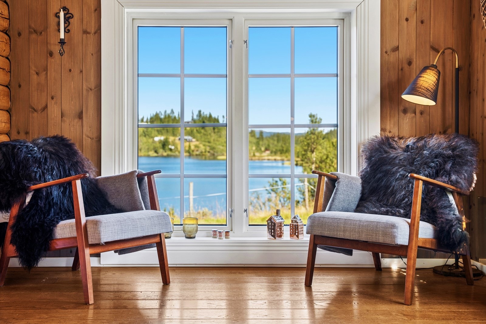 Nydelig utsyn utover Sørheimstølstjernet og majestetiske fjellformasjoner fra stuen. Galleribilde