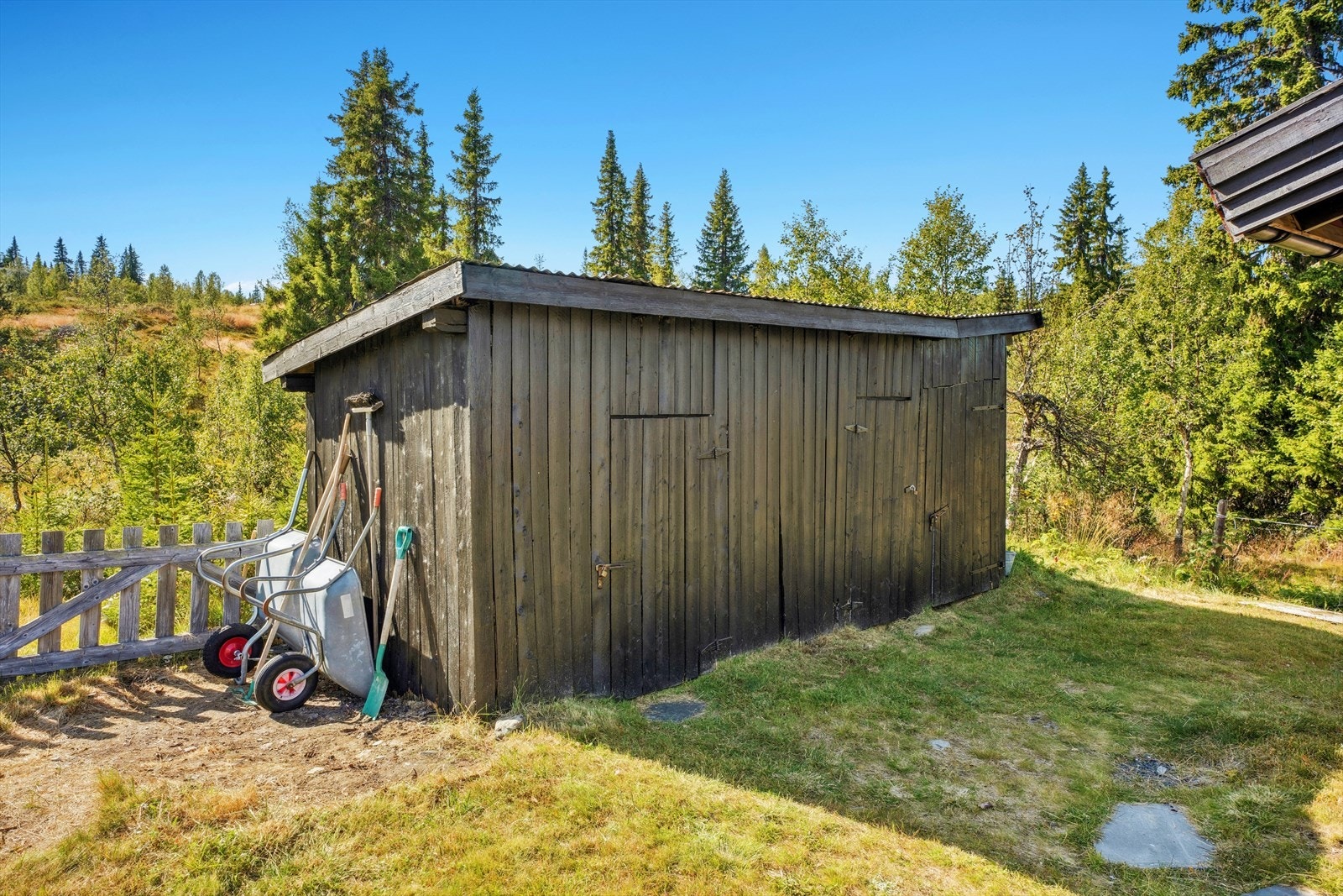 Uthuset kan praktisk brukes til blant annet til oppbevaring av ved, redskaper, propan, ski og andre fritidsartikler. Her befinner også utedoen seg. Galleribilde