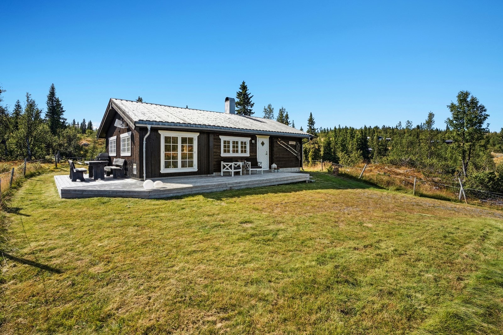 Tomten har innslag blant annet av gress, lyng, einer, busker og trær, noe som legger forholdene til rette for utelek og oppdagelser. Galleribilde