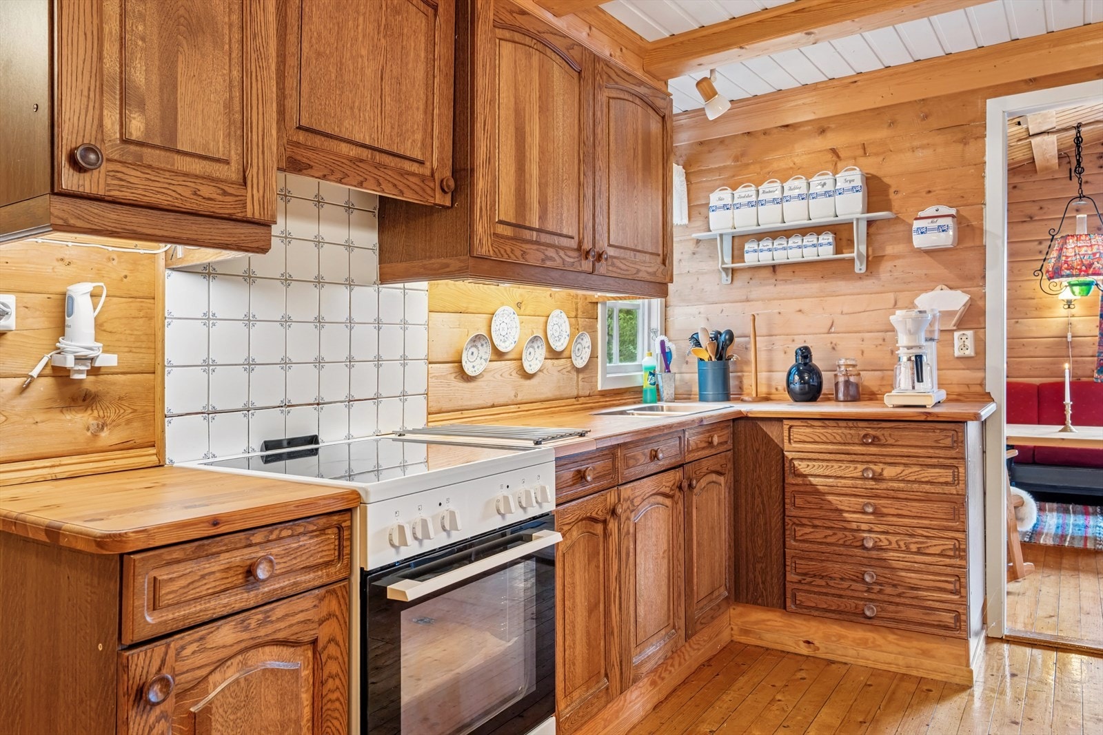 Kjøkkenet har godt med oppbevaringsplass i over- og underskap, og benkebelysning gir gode arbeidsforhold. Galleribilde