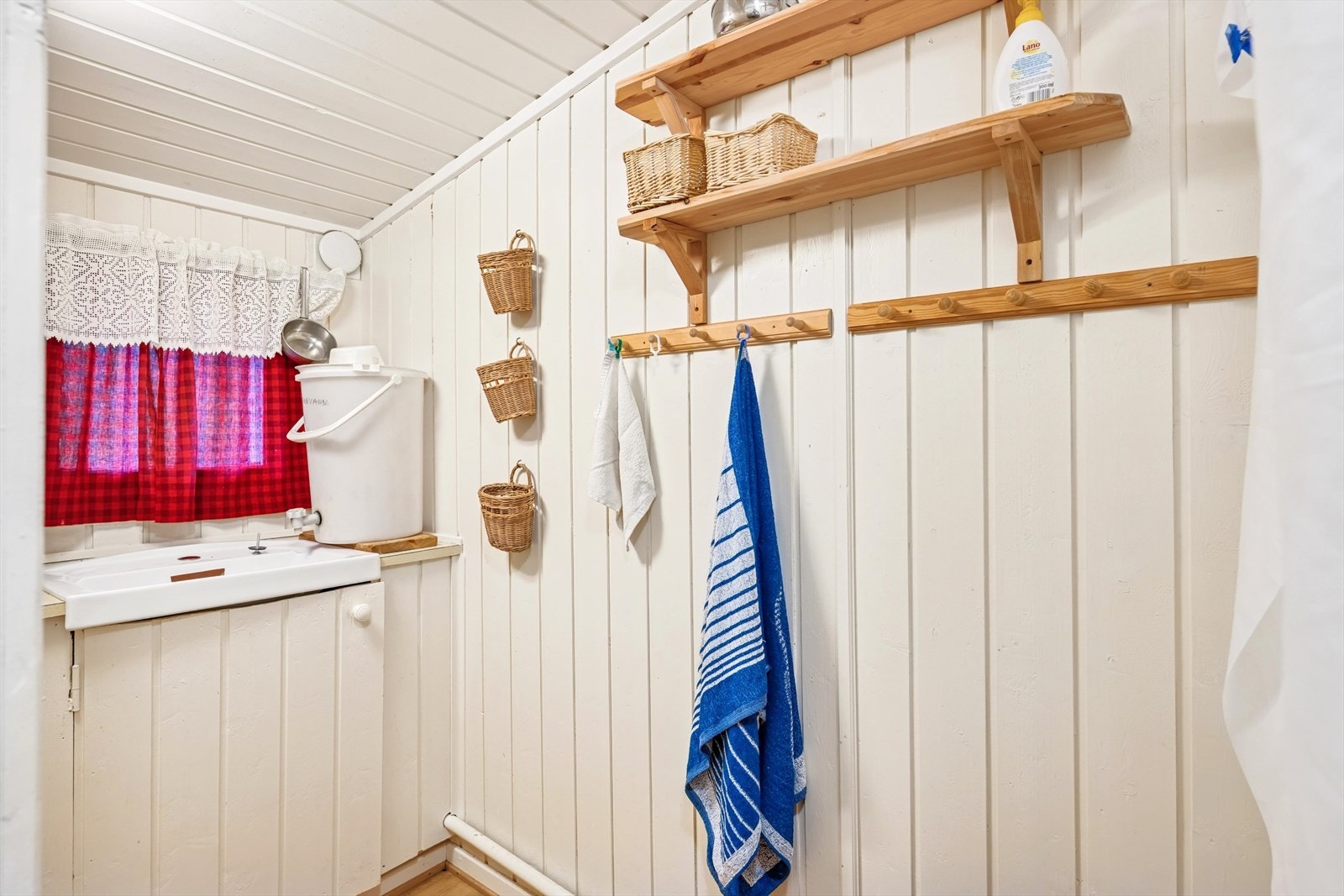 Hytten inneholder et vaskerom med malt panel på veggene og gulv av tre og belegg. Dette rommet er ikke definert som våtrom, da det har tregulv uten sluk. Galleribilde