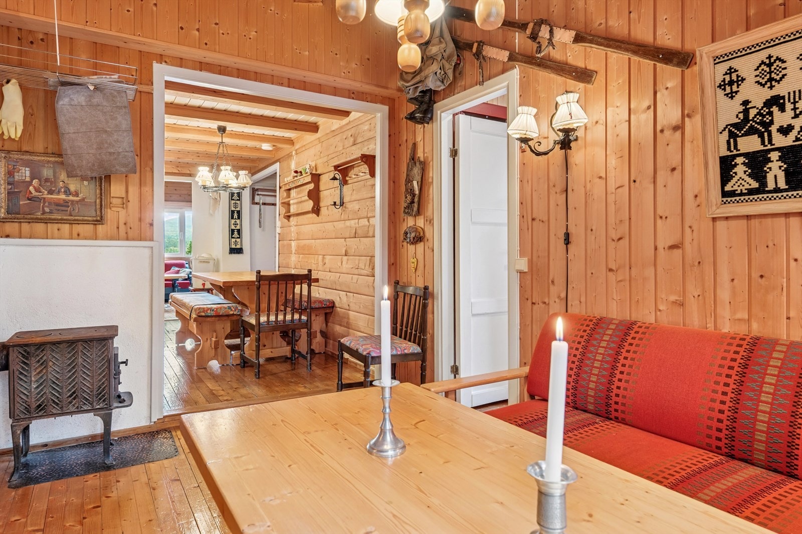 Det er også her en vedovn som varmer godt på de kjølige dagene. Galleribilde