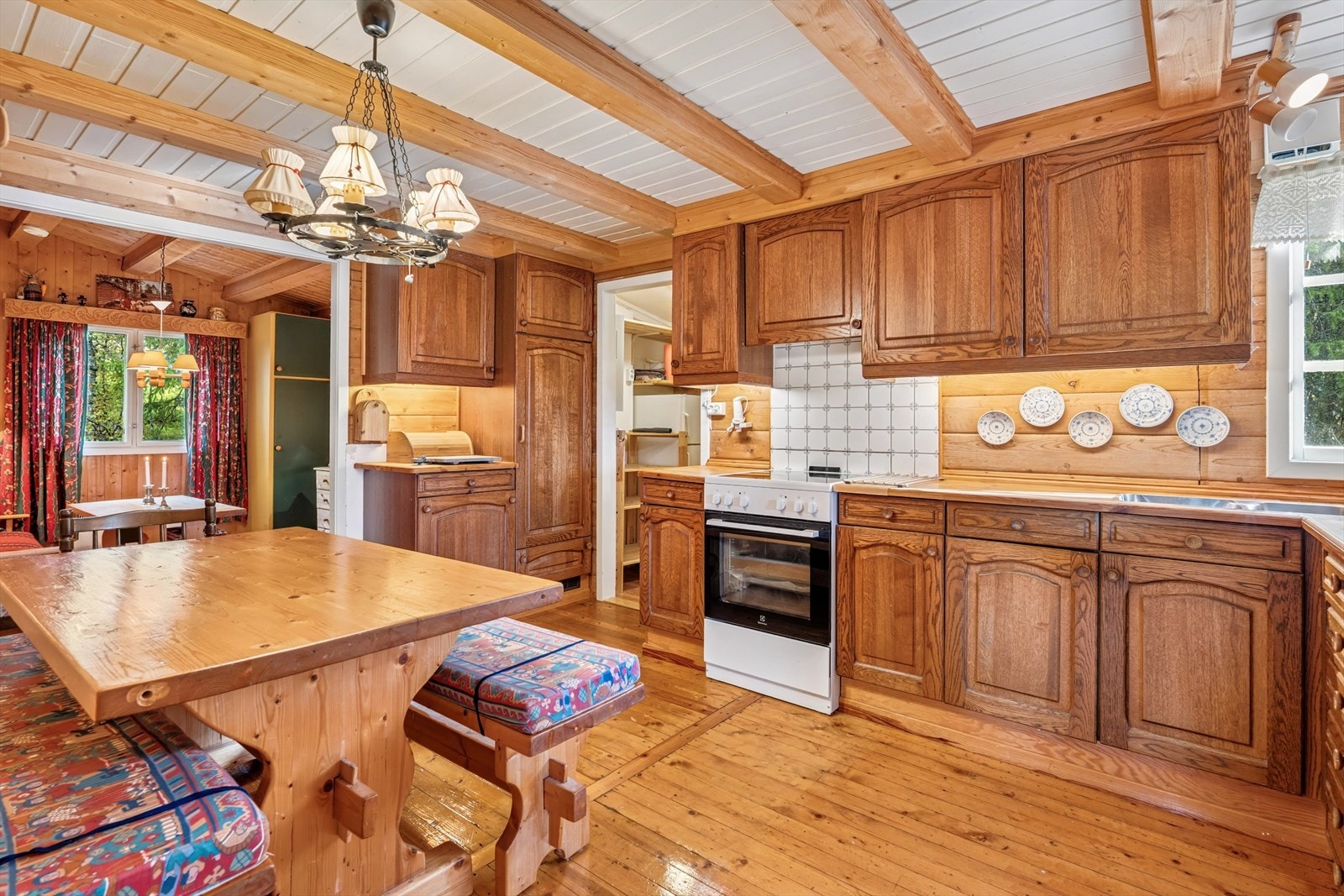 Kjøkkeninnredningen har profilerte heltre eikefronter og benkeplate med nedfelt utslagsoppvaskkum. Galleribilde