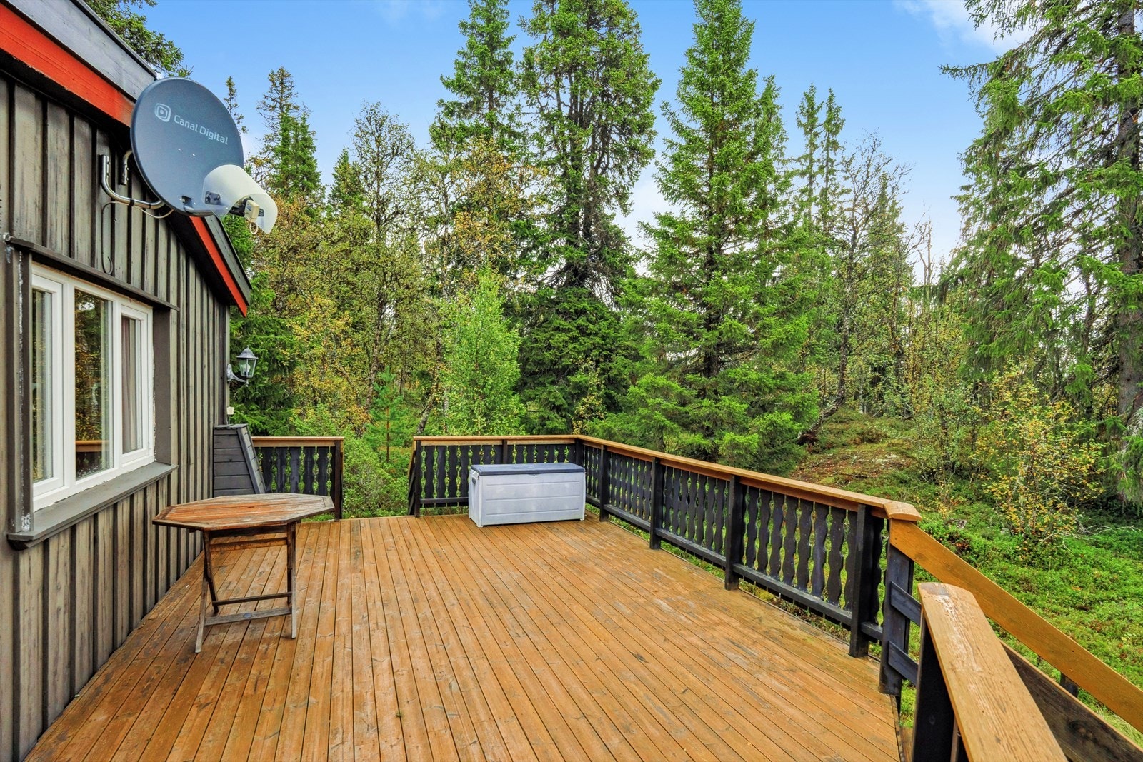 Terrassen på ca. 29 kvm gir rikelig med plass til å nyte solrike dager i fredelige omgivelser. Galleribilde