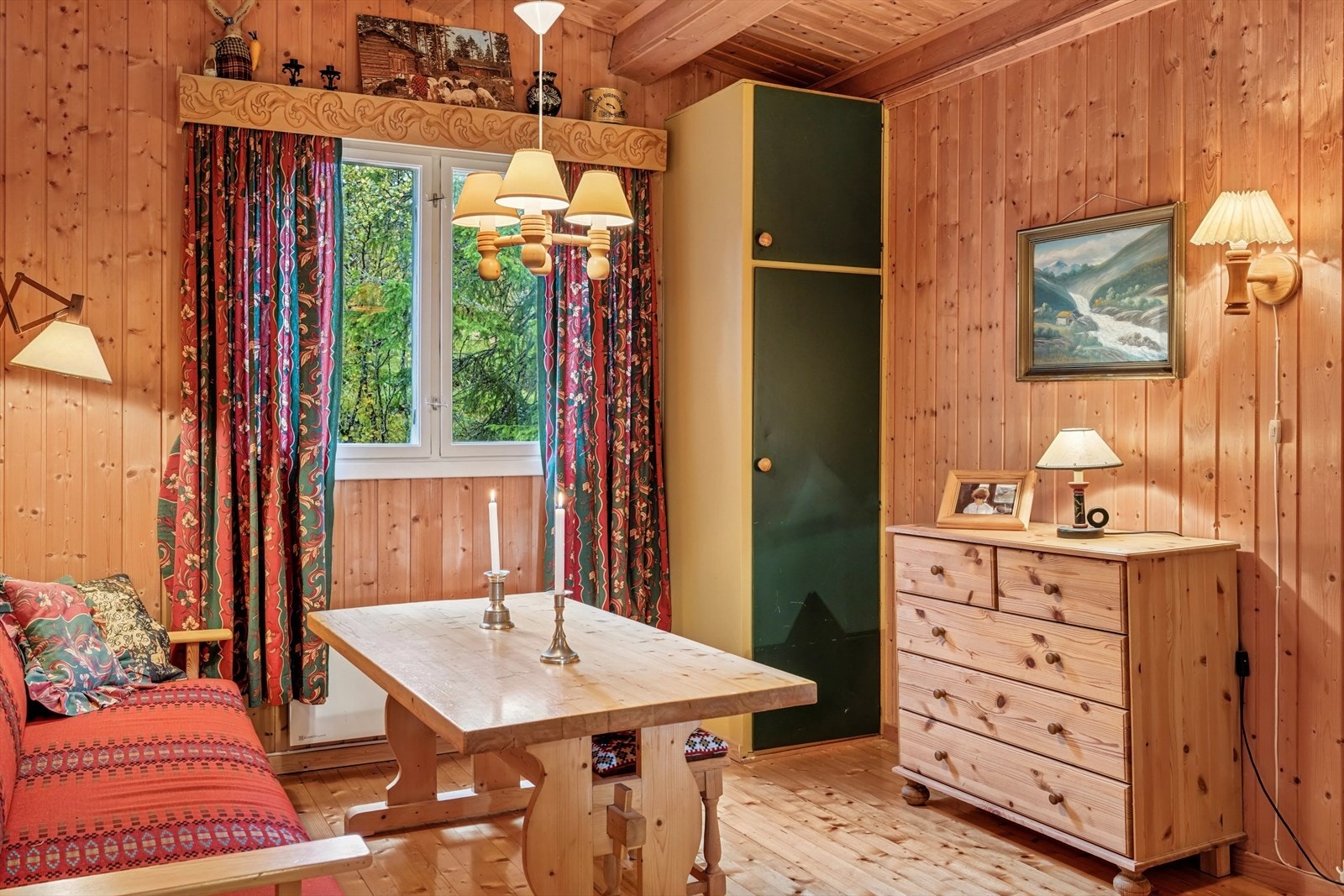 Her er det god plass til sofagruppe og tilhørende møblement. Galleribilde