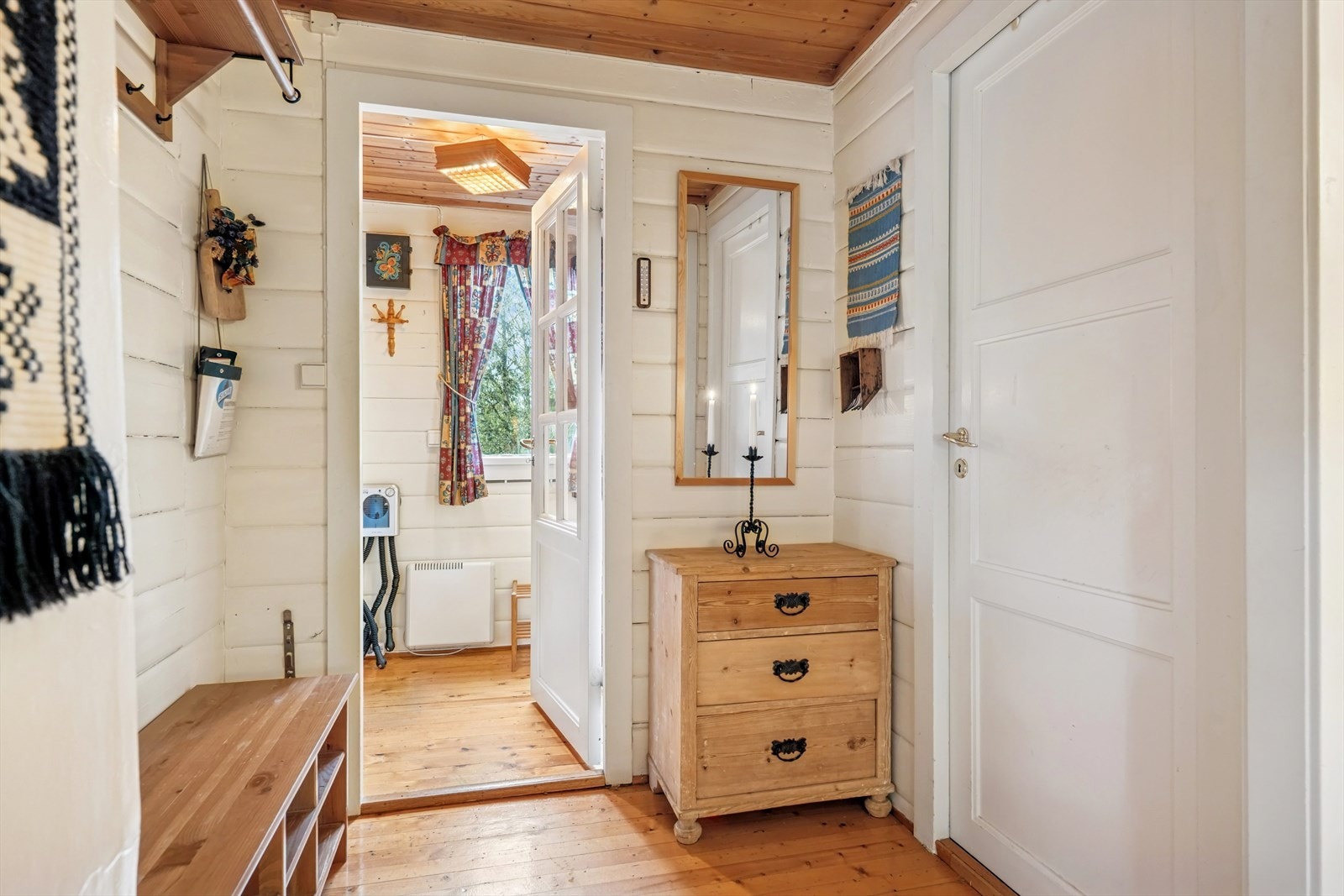 Videre inn i entreen er det rom for ytterligere oppbevaringsmøbler. Galleribilde