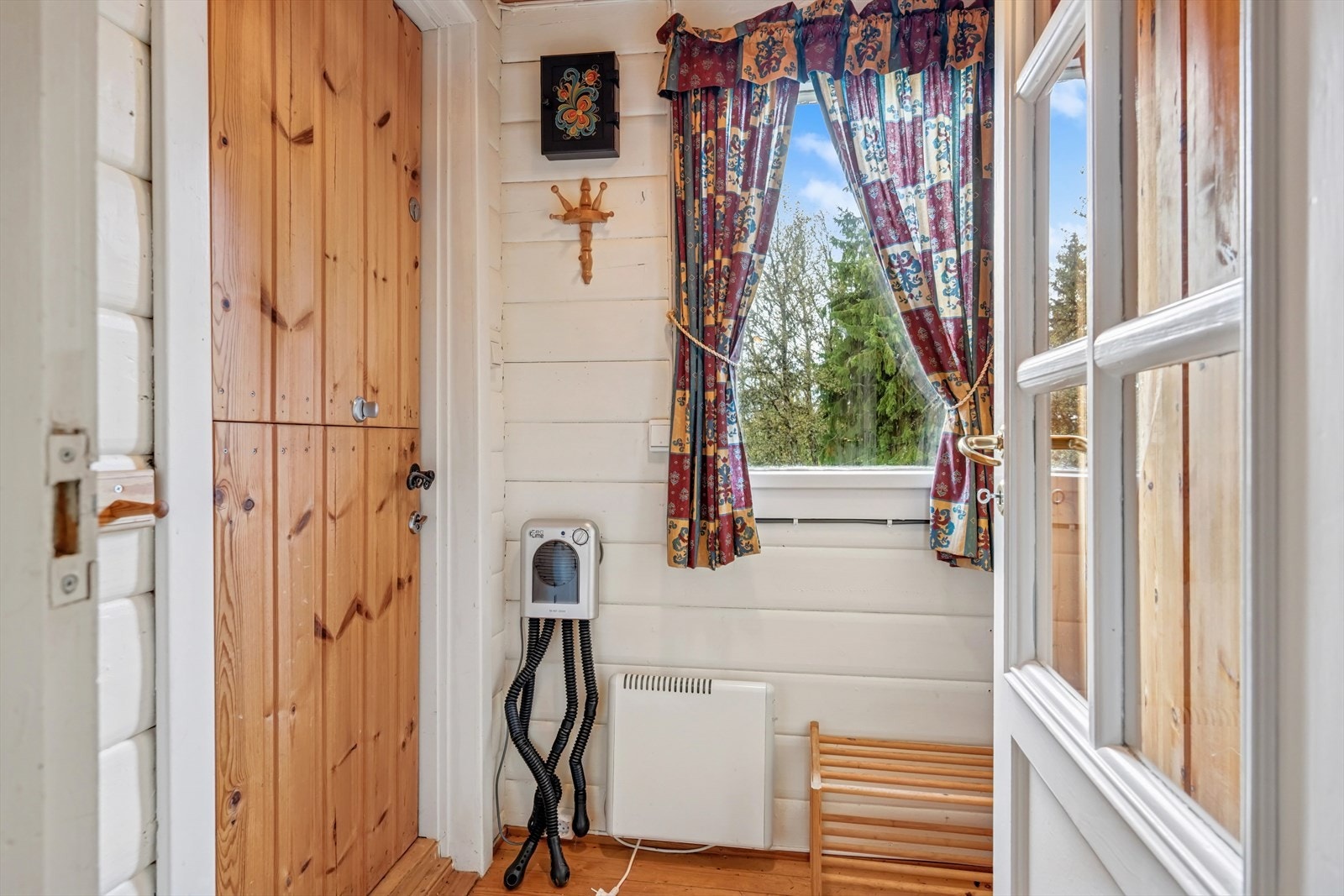 Innenfor døren møtes du av en entré med god plass til yttertøy og sko i garderobeskap. Galleribilde