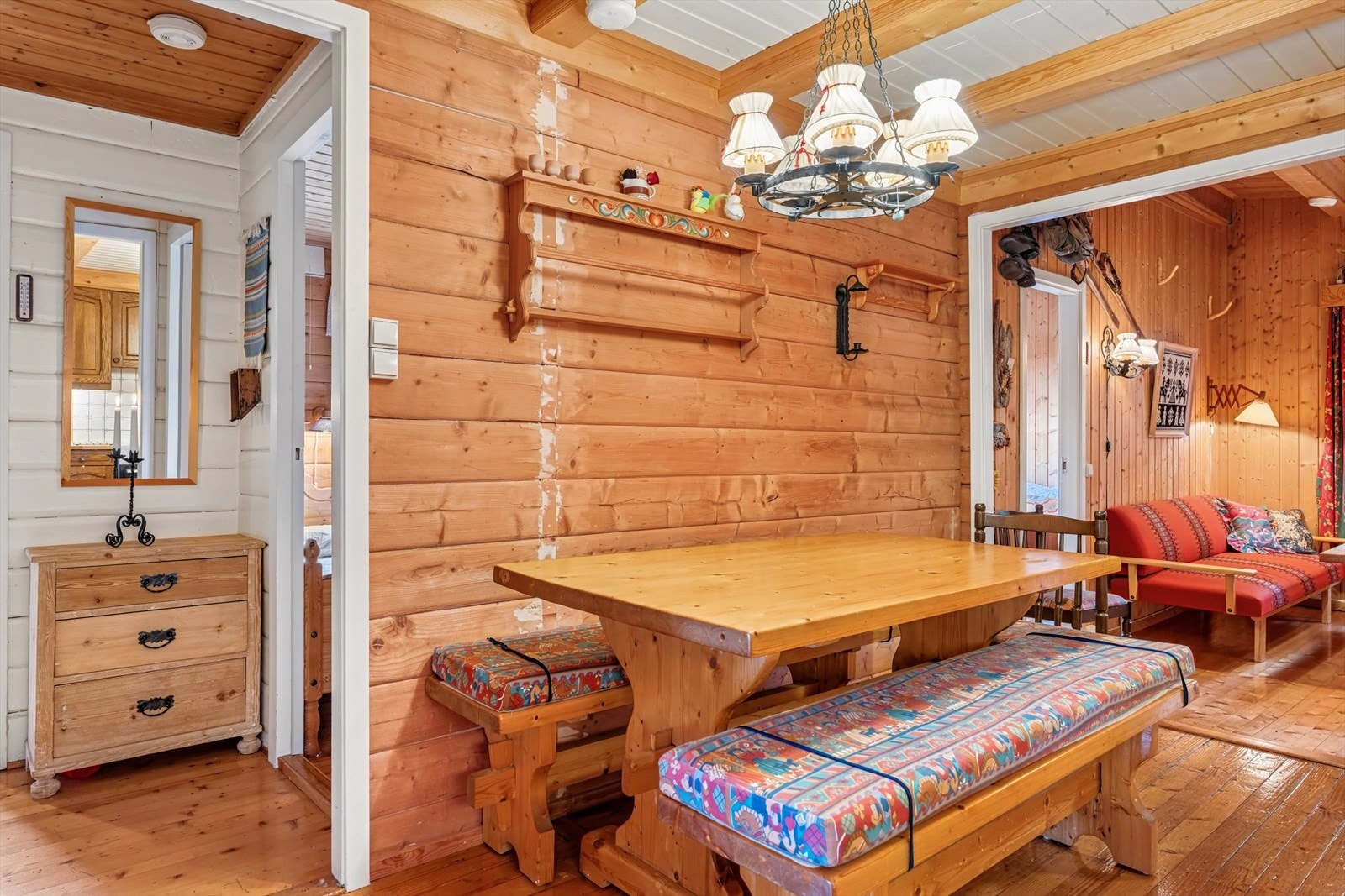 Frokosten kan nytes ved spisebordet som er sentralt plassert i rommet. Galleribilde