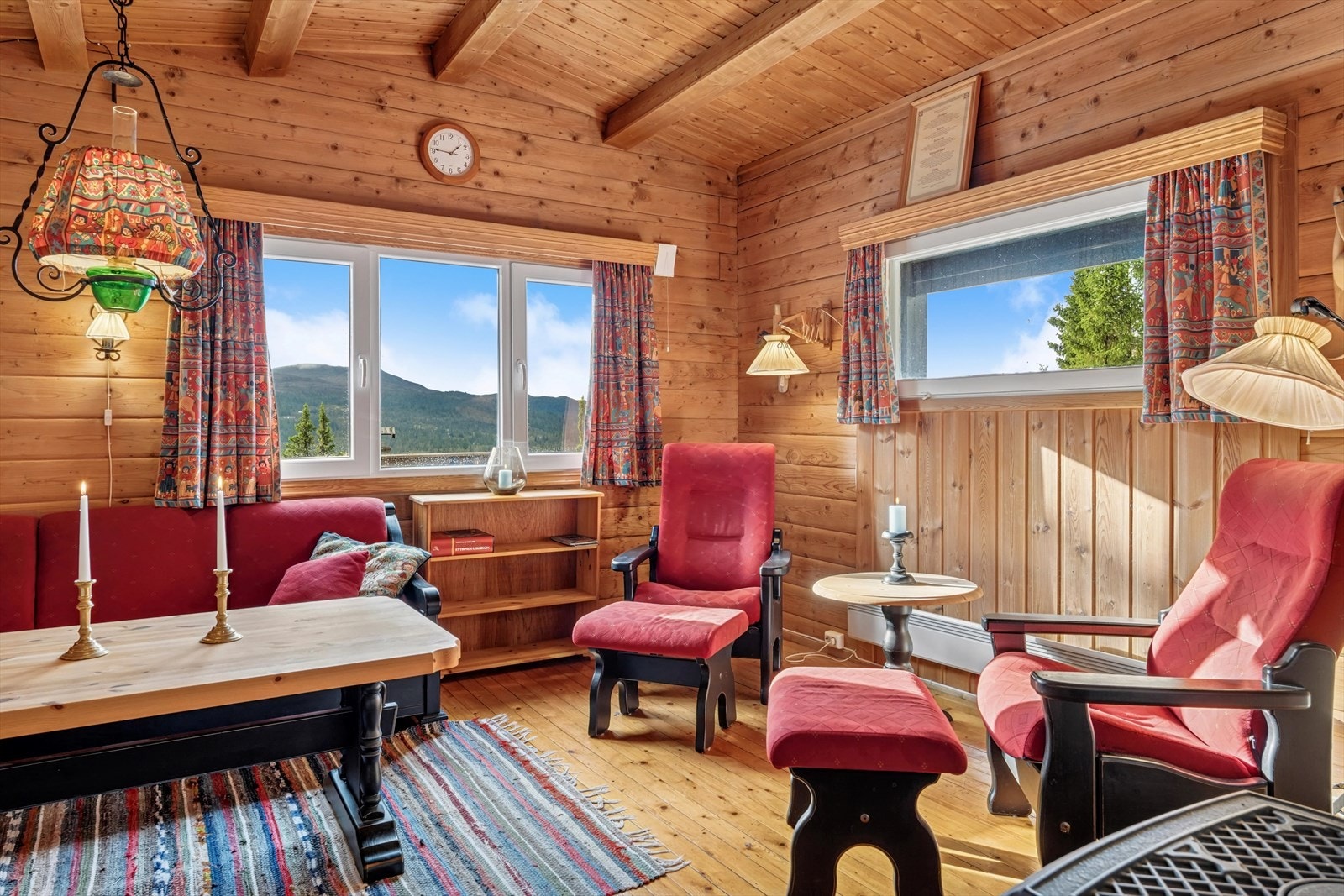 Stueområdet er åpent og romslig, med god takhøyde som gir en luftig atmosfære - fantastisk utsikt mot Rundemellen fra stuen. Galleribilde