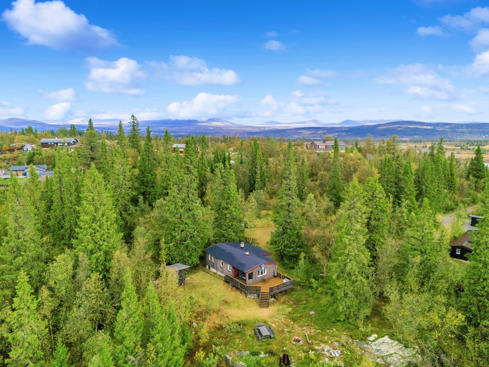 Fritidseiendommen oppleves som en fredelig plass i enden av veien, uten innsyn, der alt ligger til rette for å koble av fra en stressende hverdag. Galleribilde