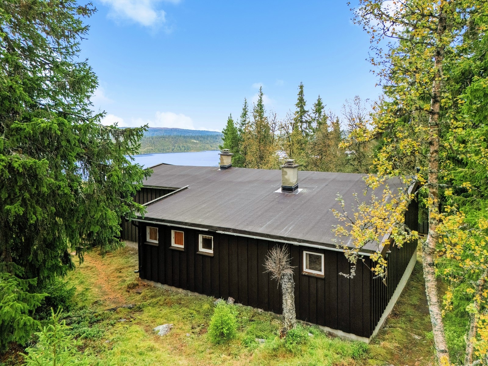 Fritidseiendommen ligger i Øystre Slidre kommune, ca. 970 moh på Midthøgde med nærhet til flotte tjern og vann som for eksempel Vangsjøen, Røyri, Rennsennvatnet, Øyangen og Yddinvannet. Galleribilde